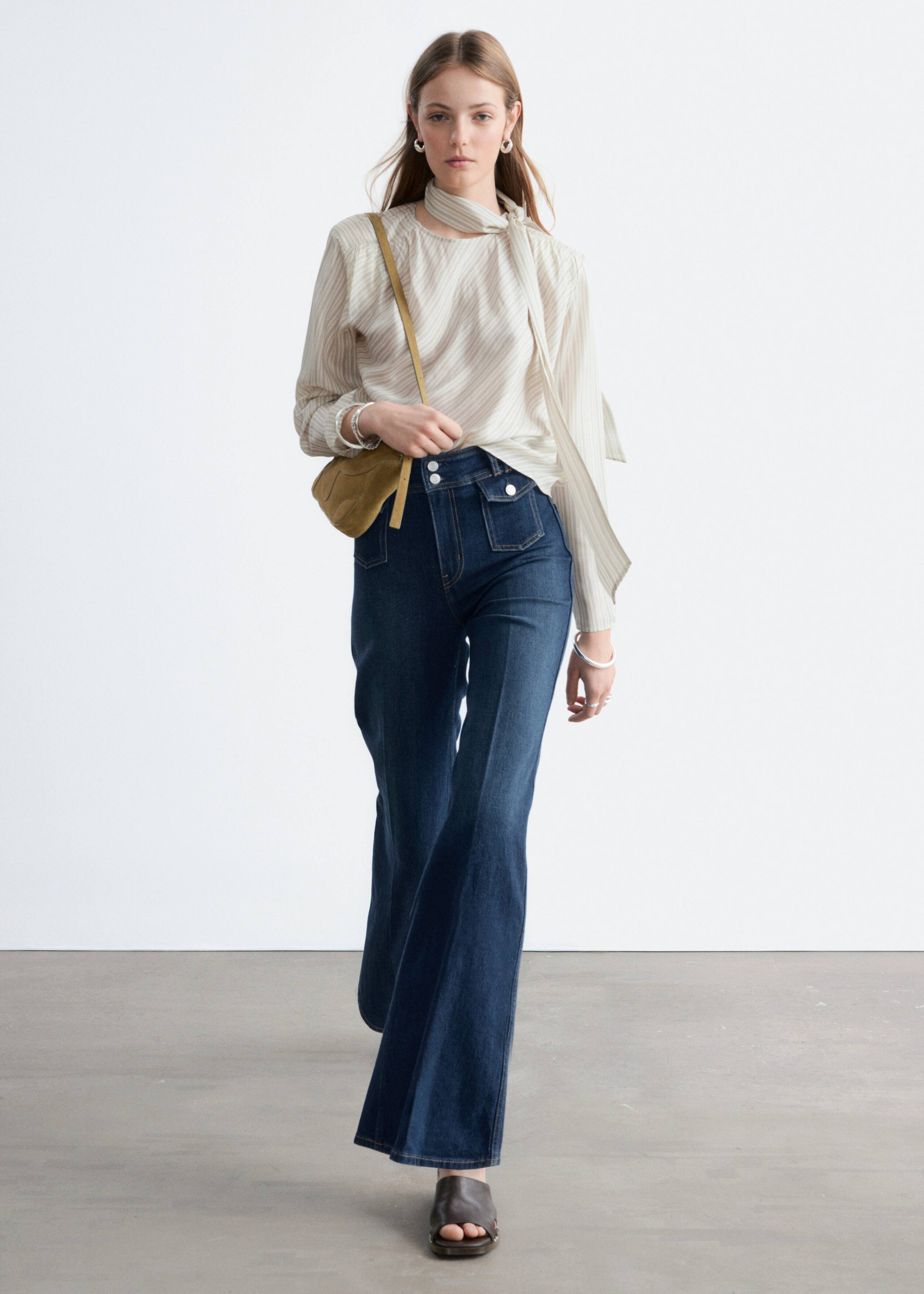 Image of Ausgestellte Jeans mit Bügelfalten