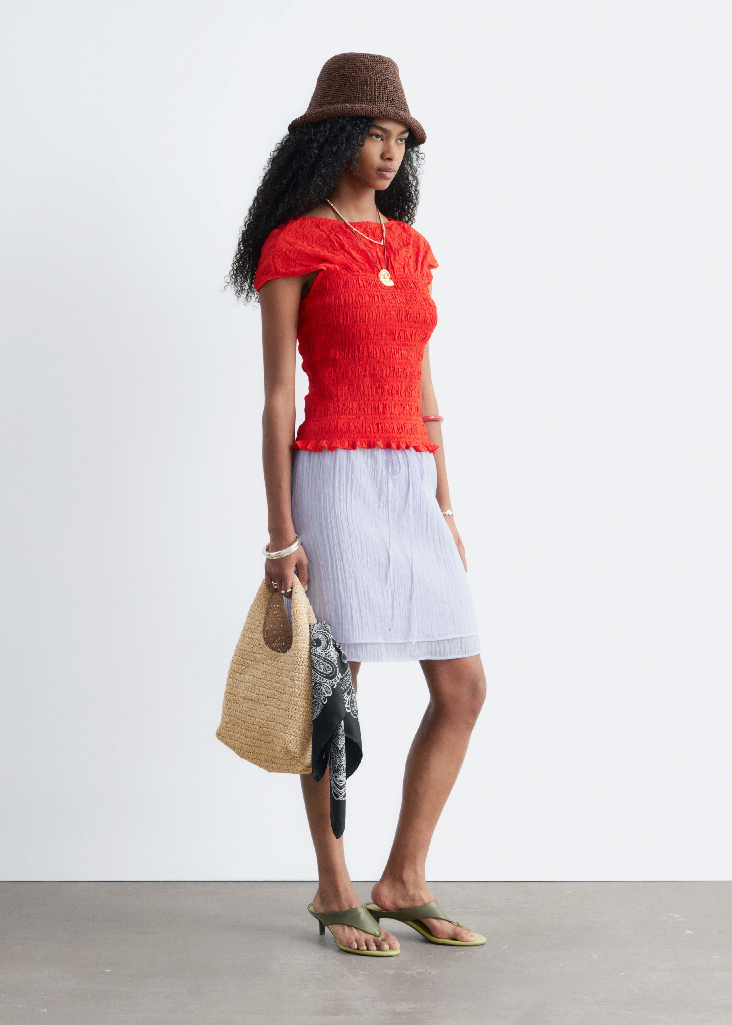 Gesmoktes Oberteil mit U-Boot-Ausschnitt - Beige/Gestreift - Lookbook