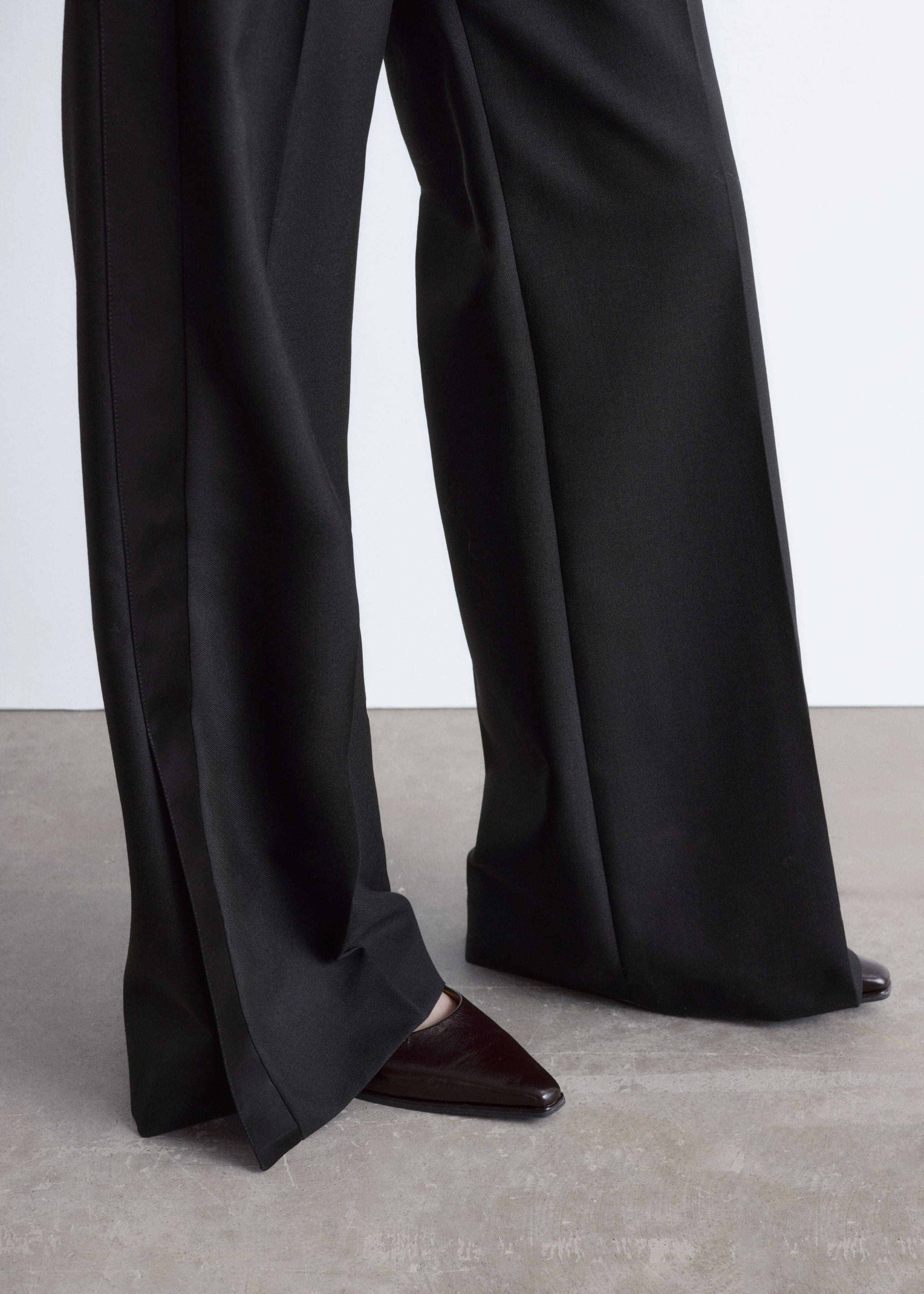 Pantalon en laine à plis marqués - Noir - Lookbook