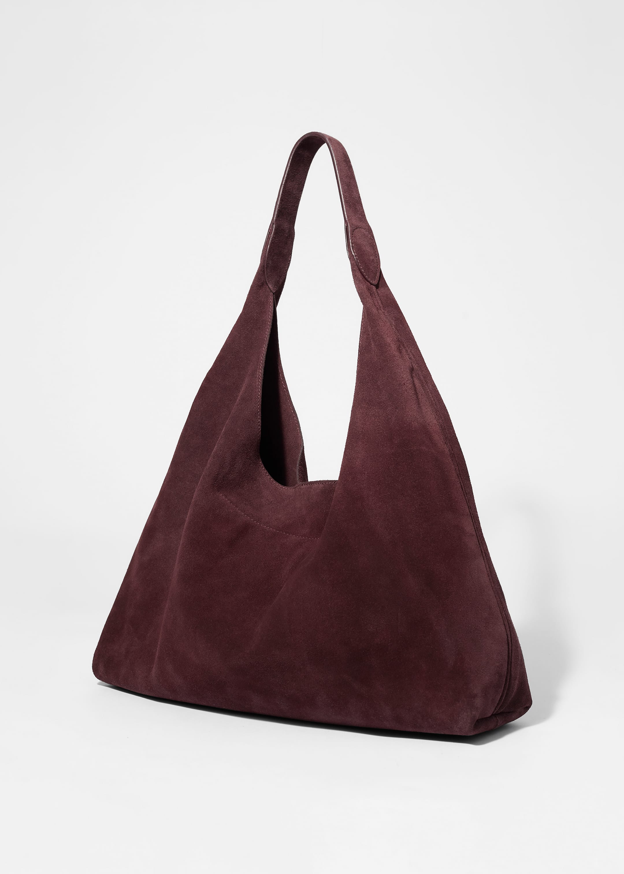 Ver imagem maior: Uma bolsa de camurça borgonha é confeccionada a partir de camurça lisa e mate, com uma costura decorativa que se estende pelo centro frontal. Uma única alça larga está a estender-se a partir da bolsa.