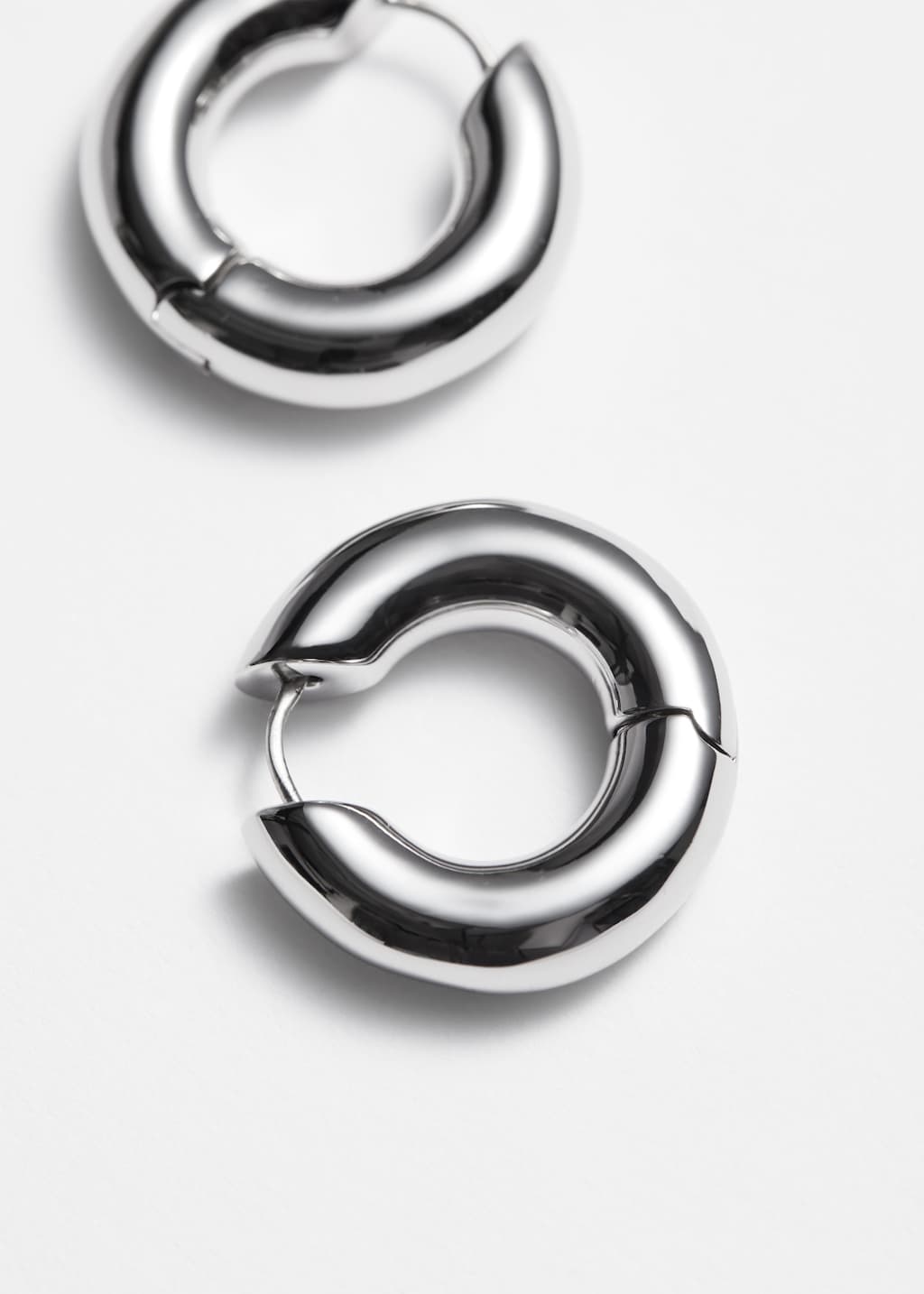 Small Chunky Hoop Earrings - {{variantName}} - Descriptive Detail