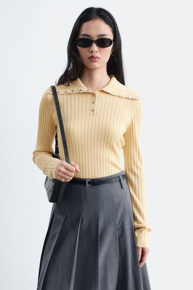 Top de cuello con bordes ondulados - Crema/Negro - 1