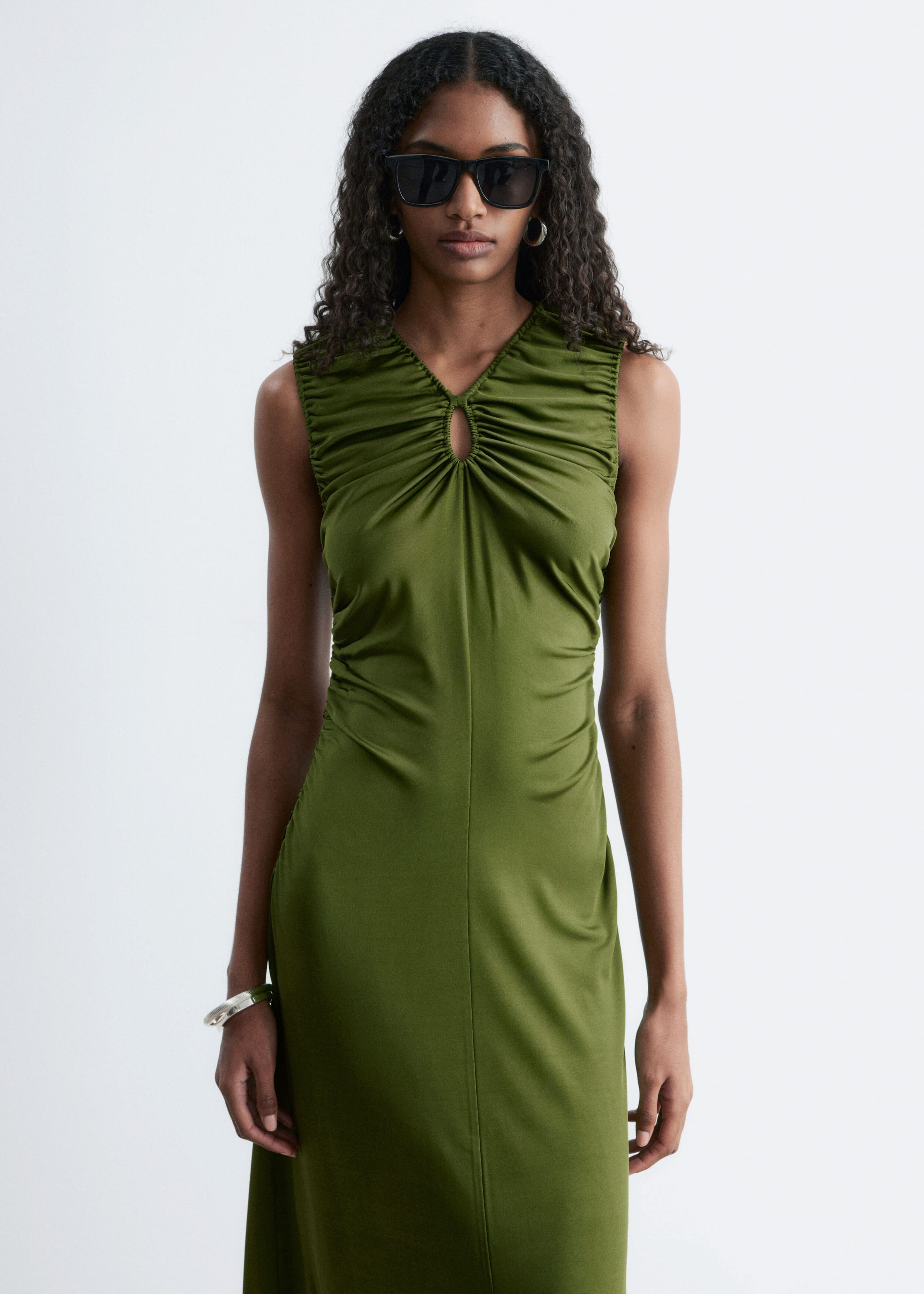 Image of Marszczona sukienka midi z wycięciem na plecach