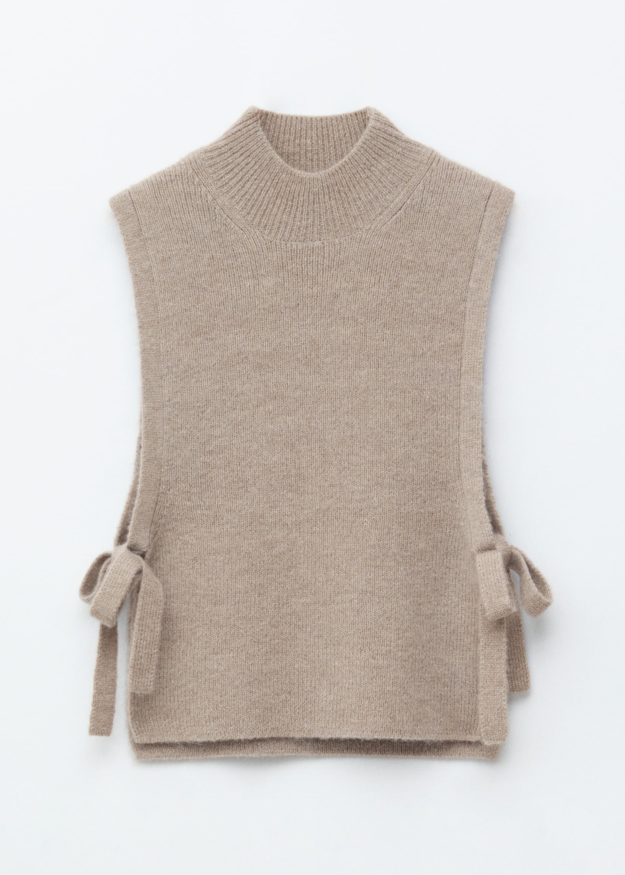 Visa större bild: En ljusbeige, mjuk stickad krage med polokrage presenteras FRAMIFRÅN, med en ribbad polokrage och sidoband som bildar rosetter.