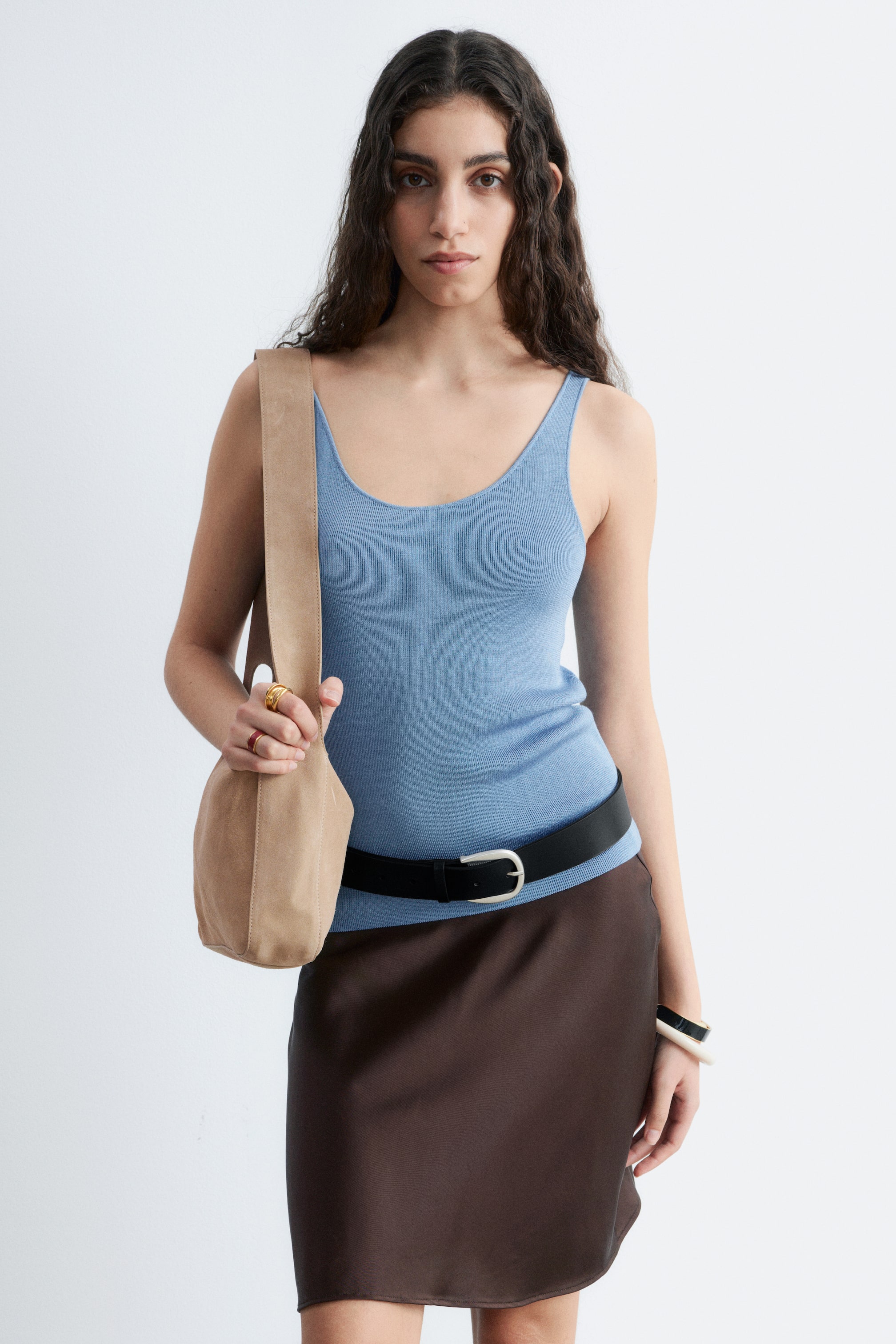 Näytä suurempi kuva: Sininen ribbineulottu toppi, jossa on pyöreä pääntie, leveät olkaimet ja istuva siluetti.