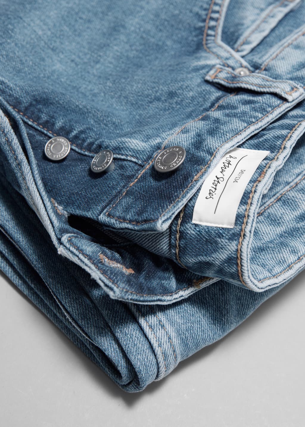 Vaqueros relaxed fit de corte ajustado al tobillo - {{variantName}} - Detalle descriptivo
