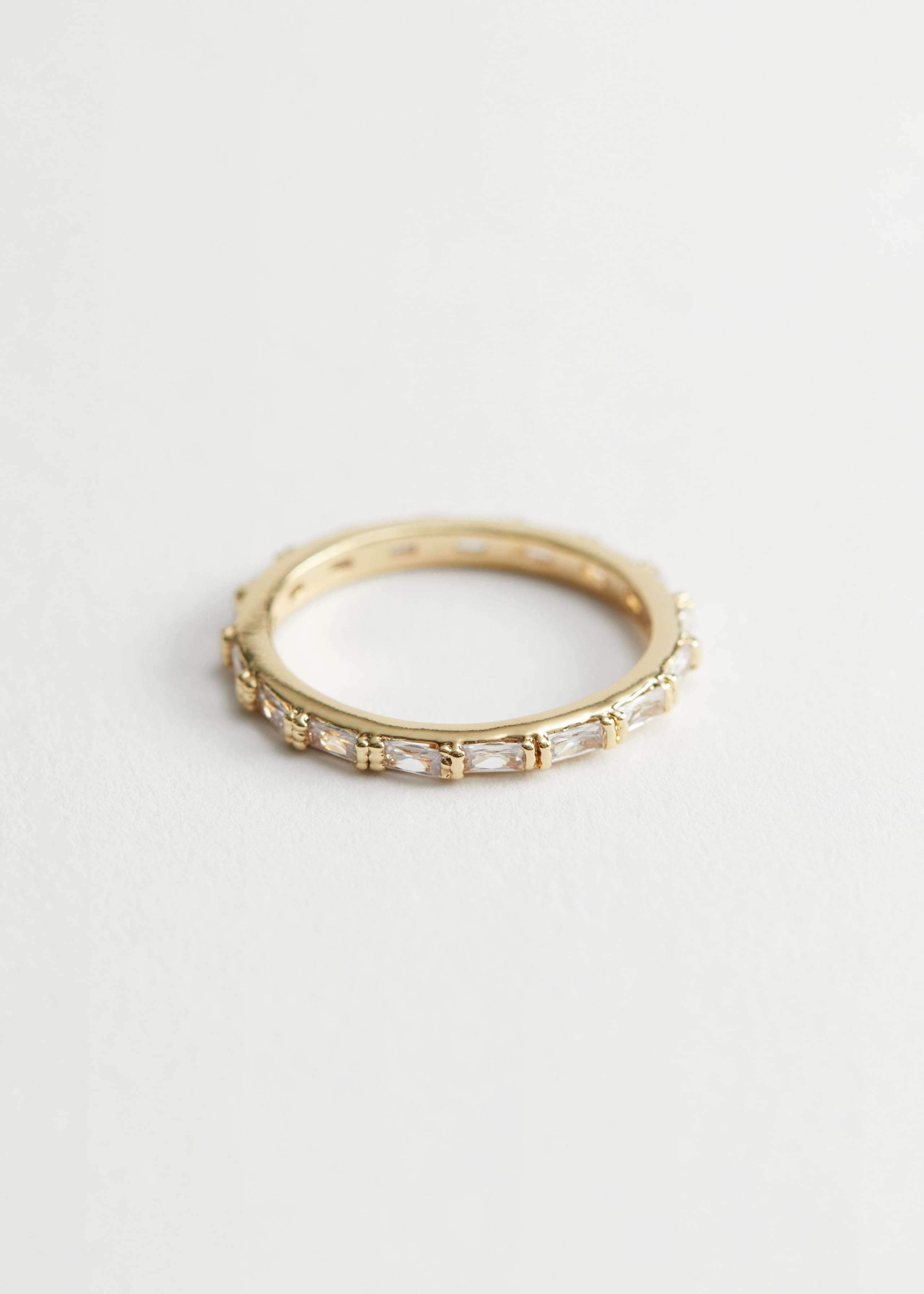 Ring med stenar – Guld – stilleben