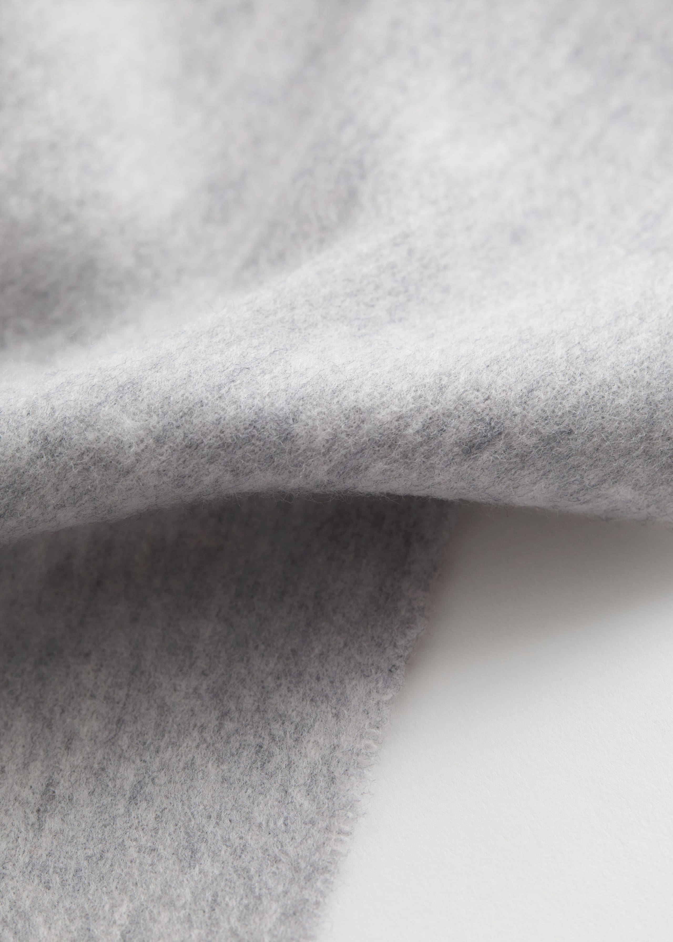 Écharpe frangée en laine - {{variantName}} - Descriptive Detail