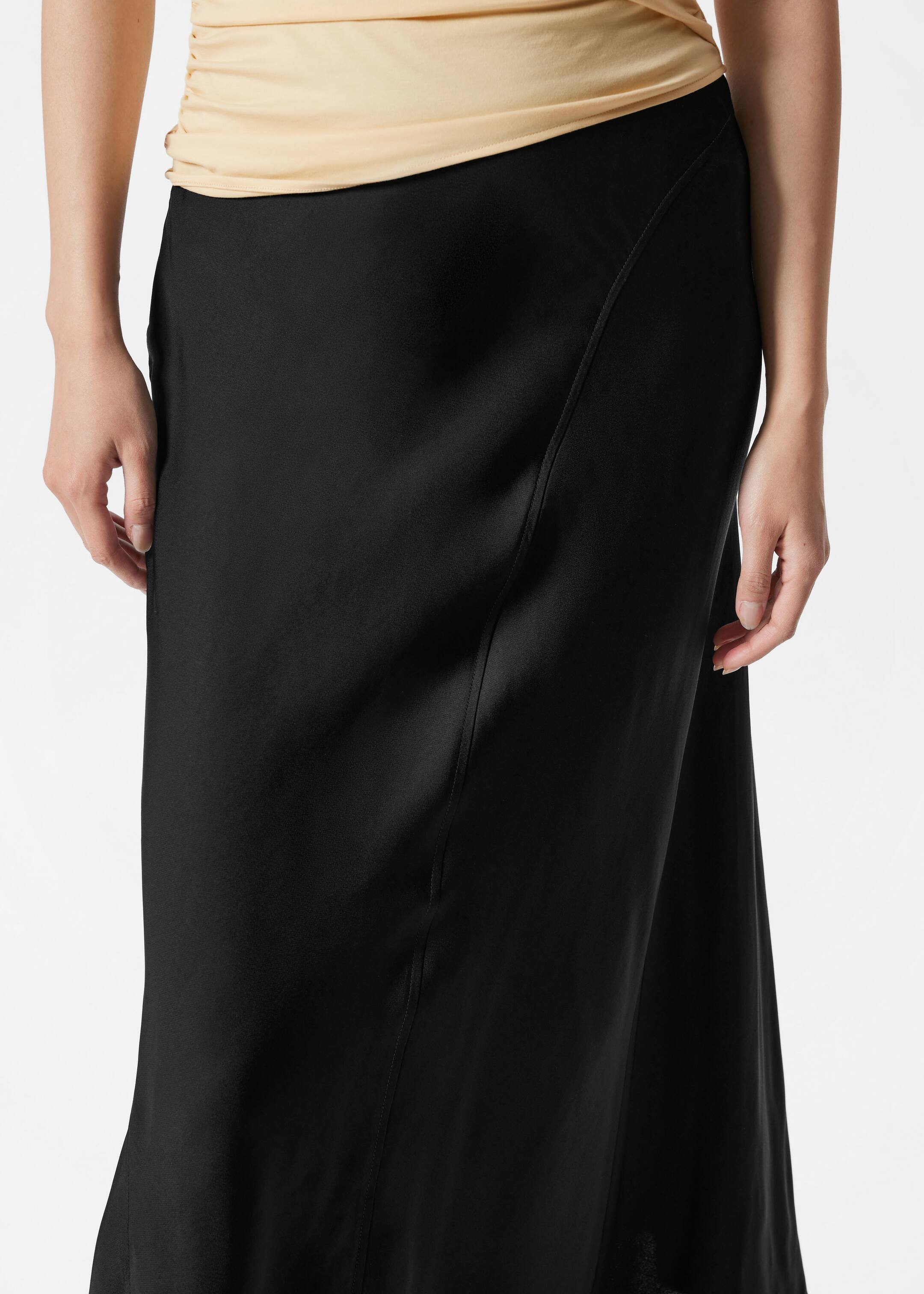 Se større billede: Midinederdel i satin - Sort - DAME | H&M DK 2