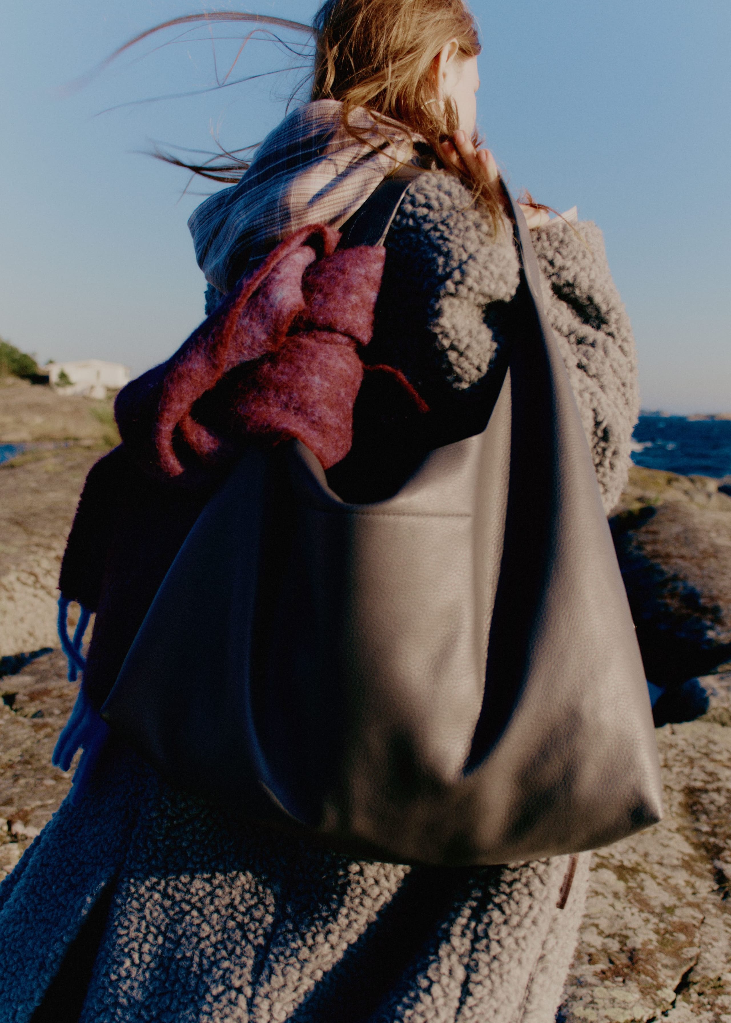 Image of Bolso tipo tote de piel extragrande
