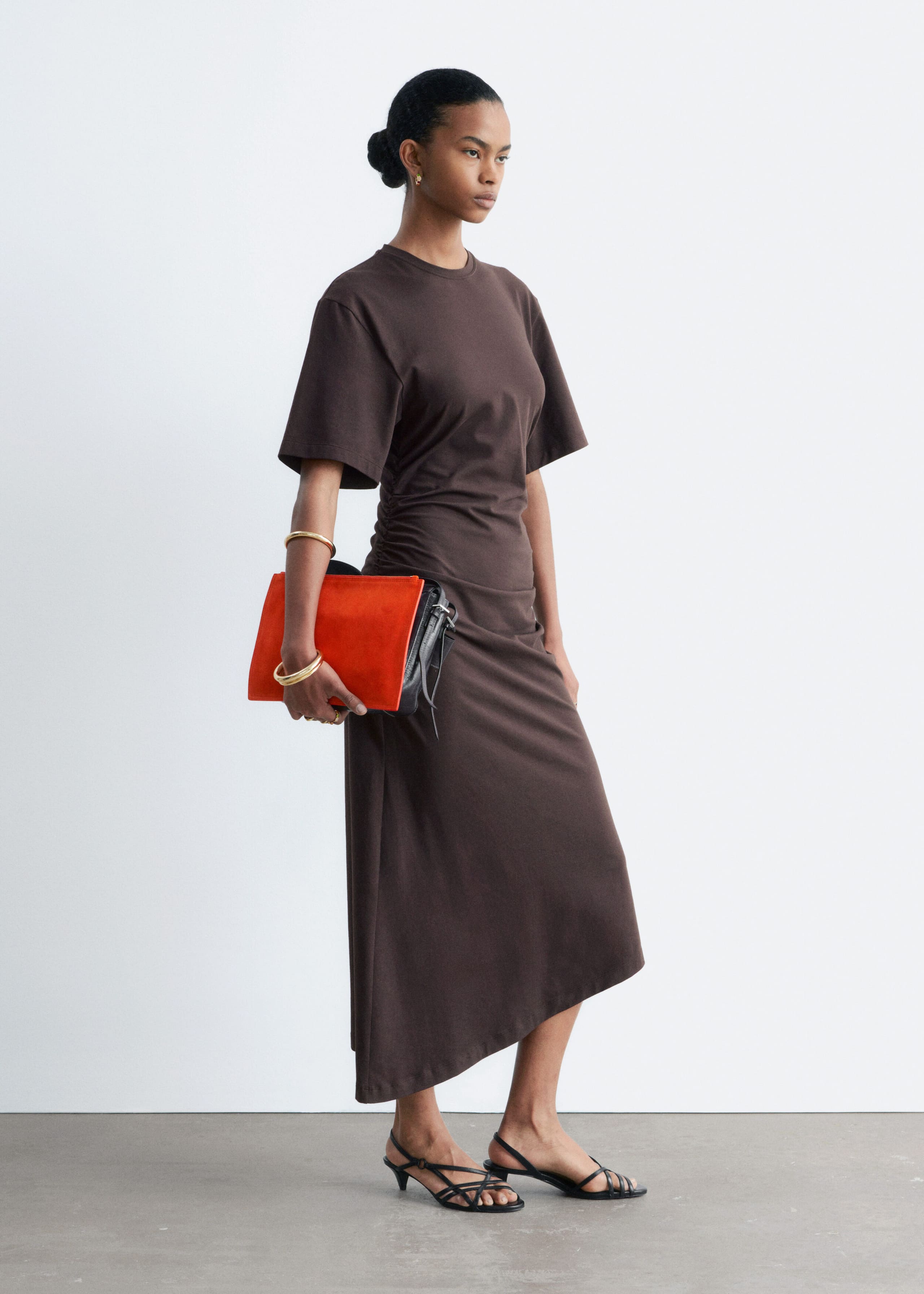 Image of Vestido midi asimétrico tipo camiseta