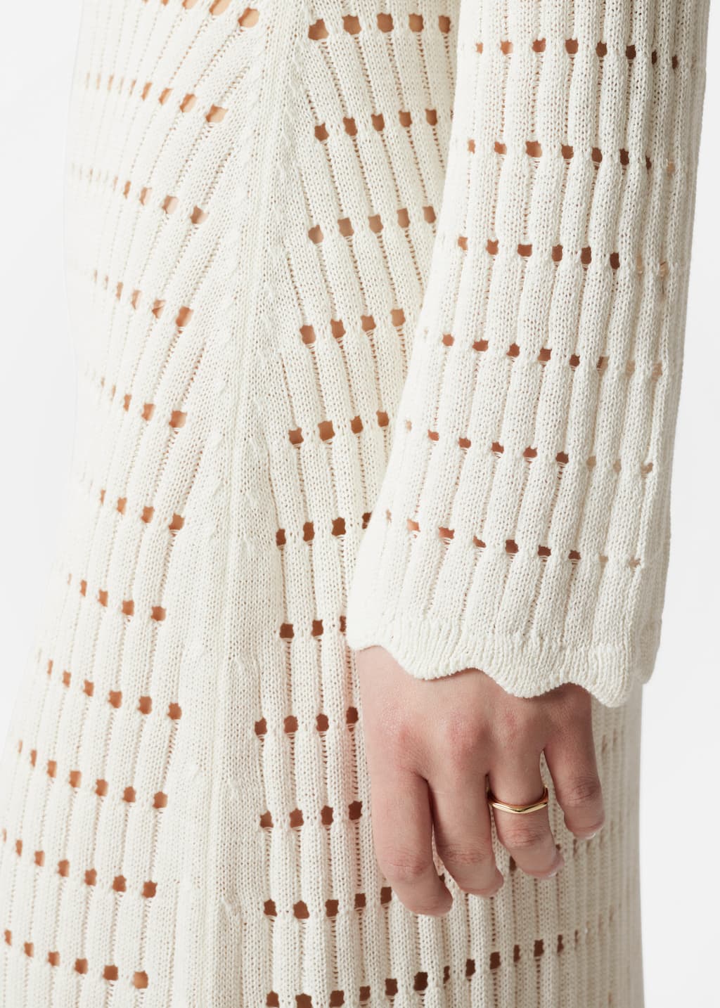 Dzianinowa sukienka midi z falistymi brzegami – Biały – Lookbook