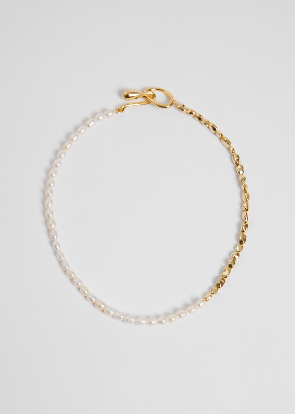 Collana con gancio e perle dalle linee naturali - Oro/Perla - Natura morta