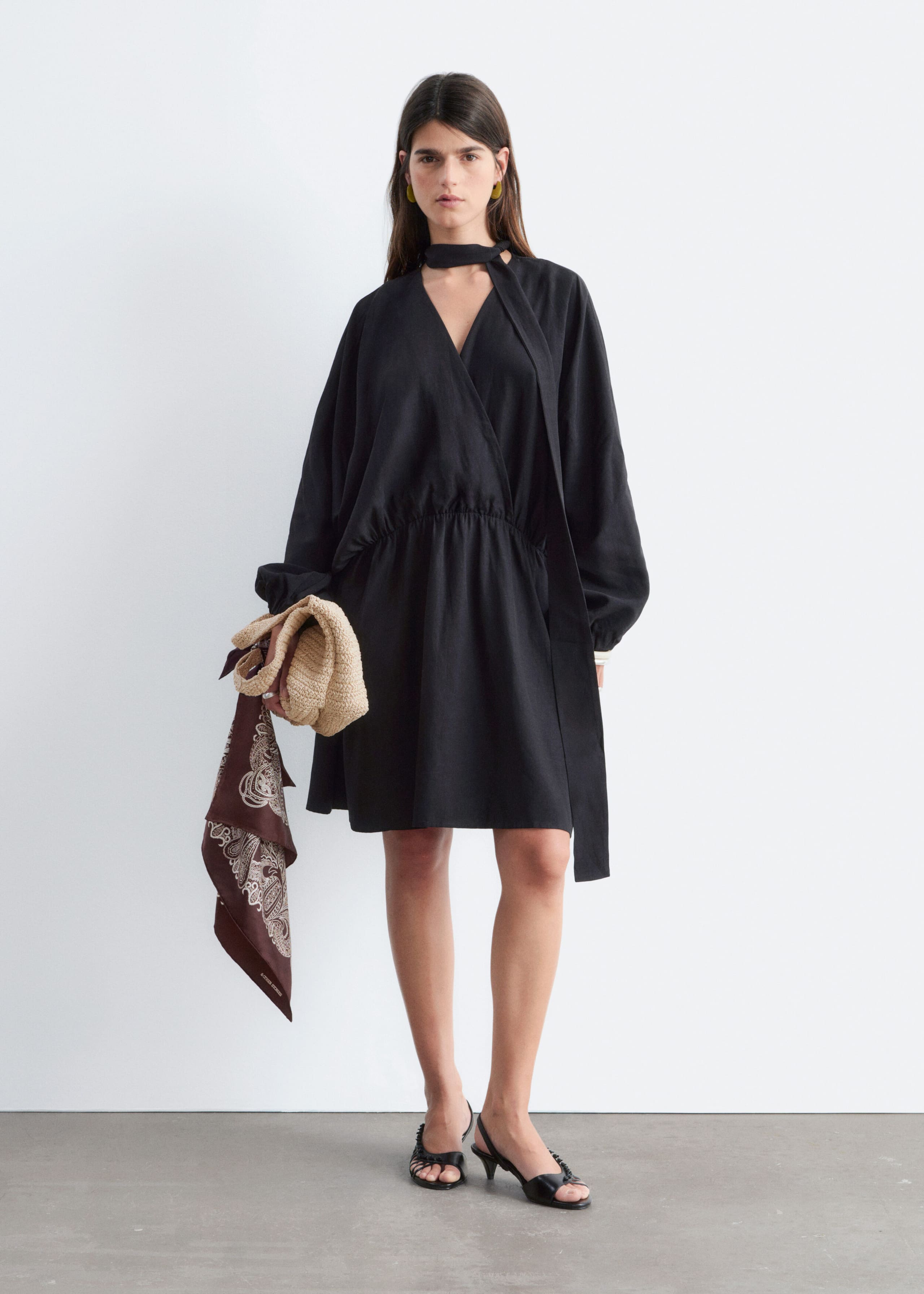 Mini-Wickelkleid mit Schal - Weiß - Lookbook