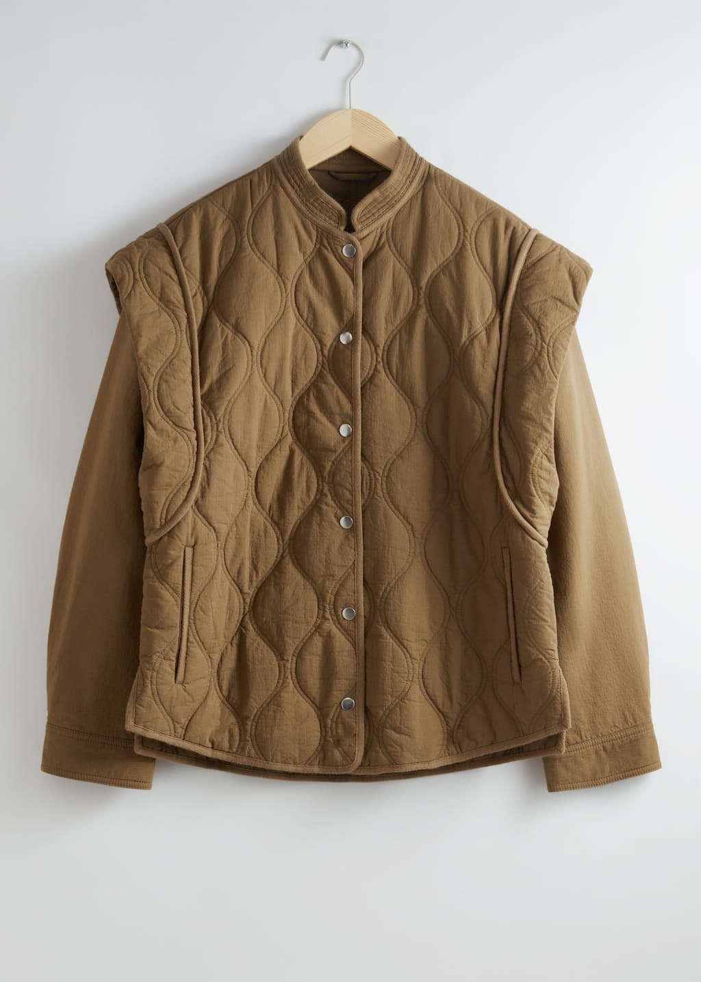 Chaqueta guateada con hombros extendidos
