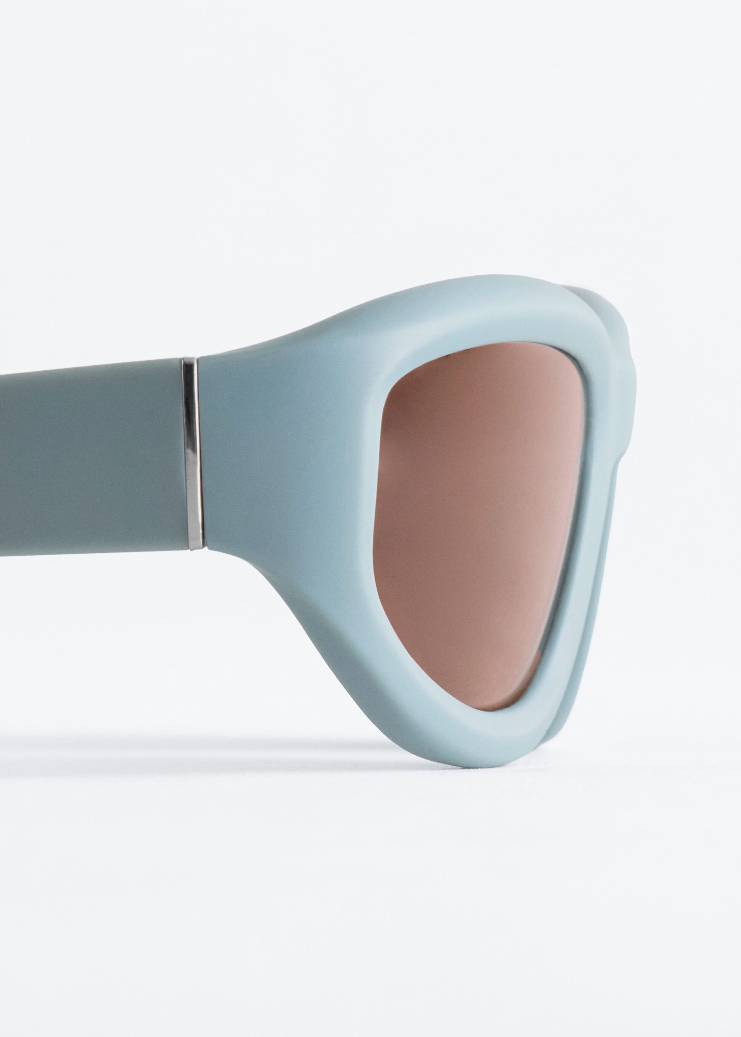 Oval Sunglasses - {{variantName}} - Descriptive Detail