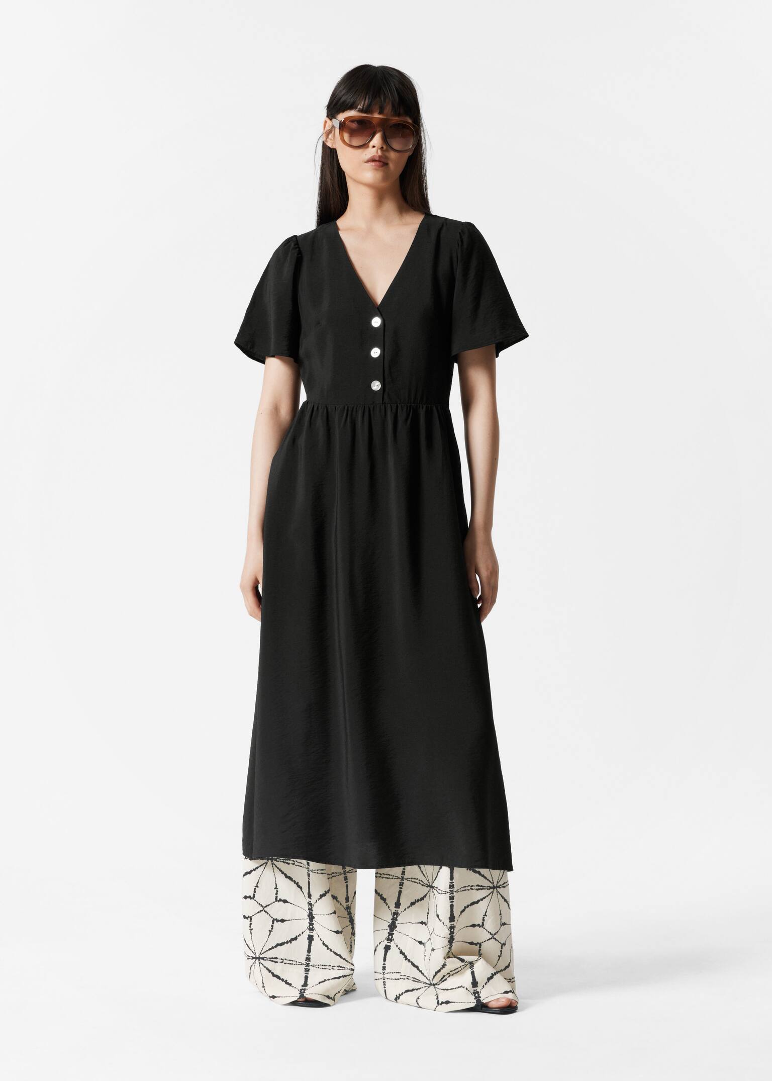 Vestido midi con escote en pico - Negro/Azul con lunares/Estampado azul marino