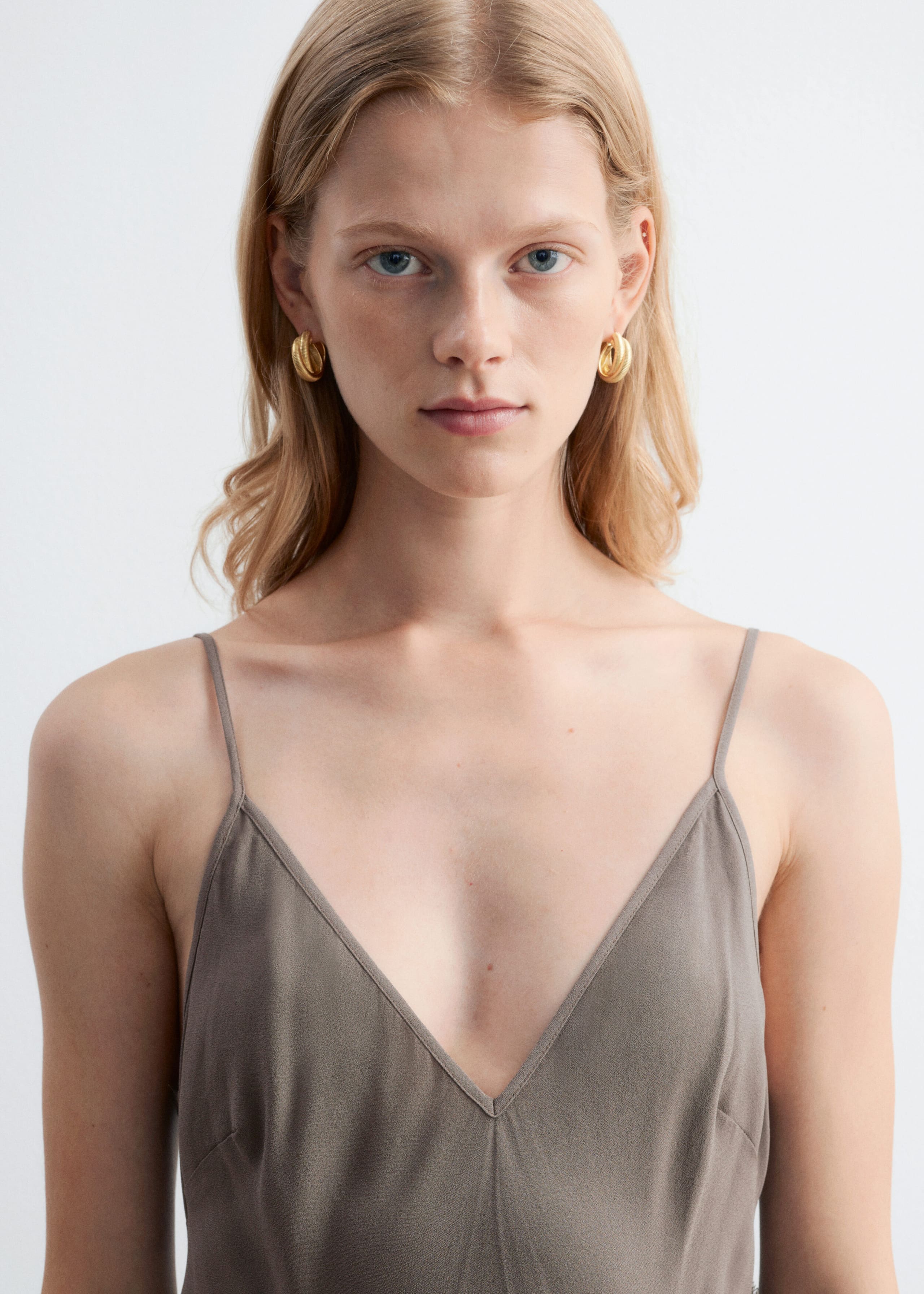 Asymmetrisches Midi-Trägerkleid aus Satin - Graubraun - Lookbook