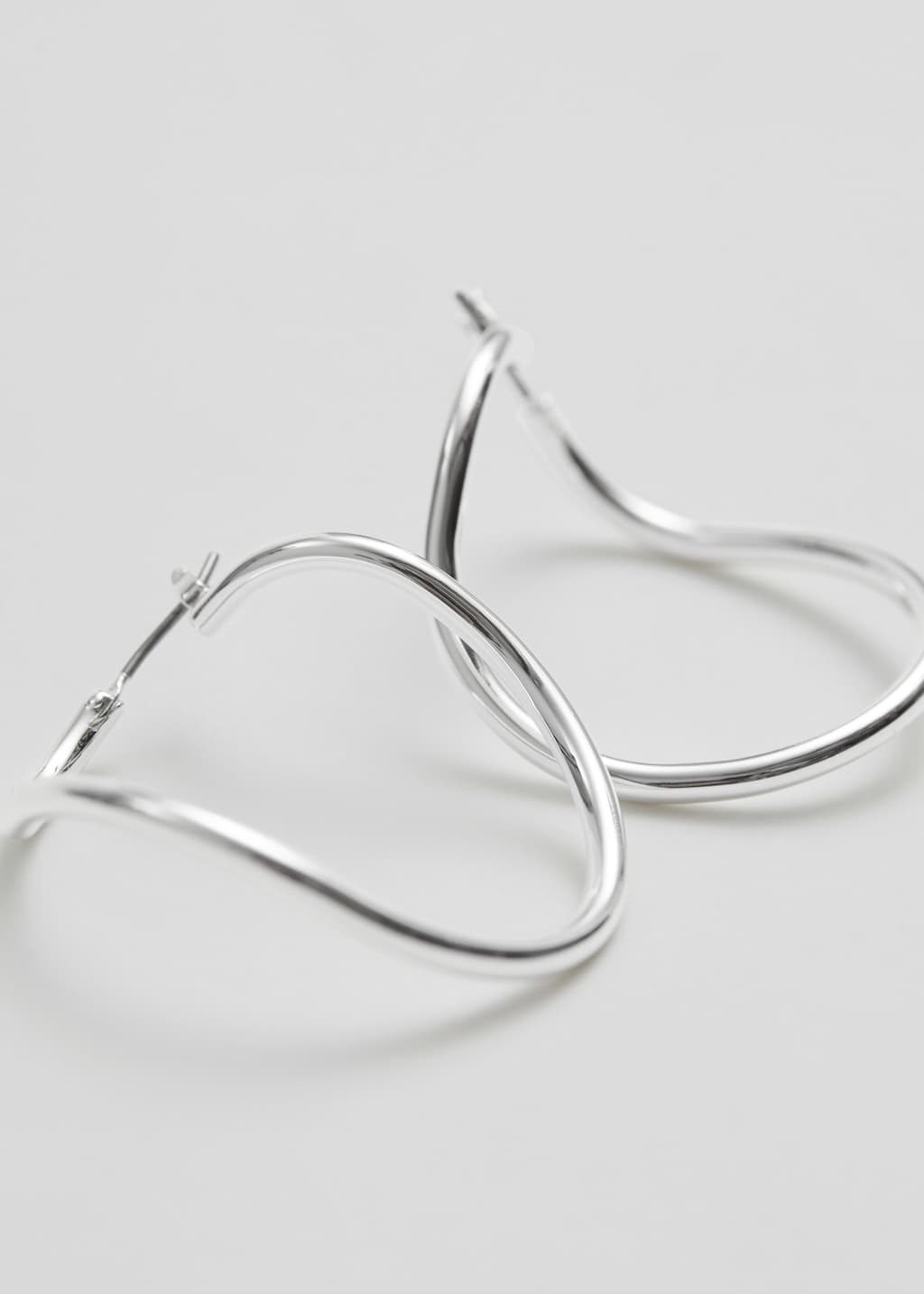 Delicate Hoop Earrings - {{variantName}} - Descriptive Detail