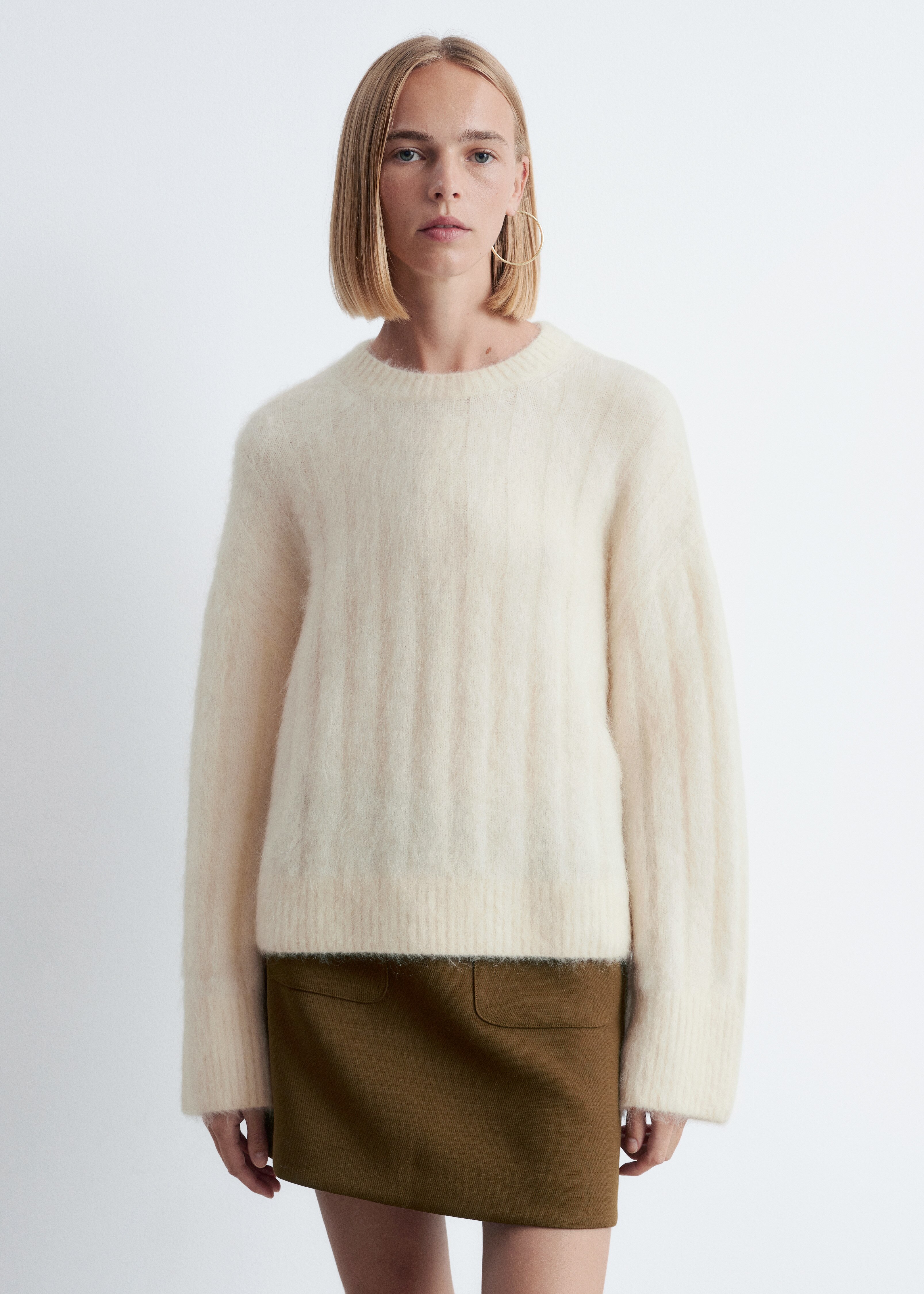 Пуловер от рипсено плетиво с мохерена смес - Кремав/Тъмно бежово