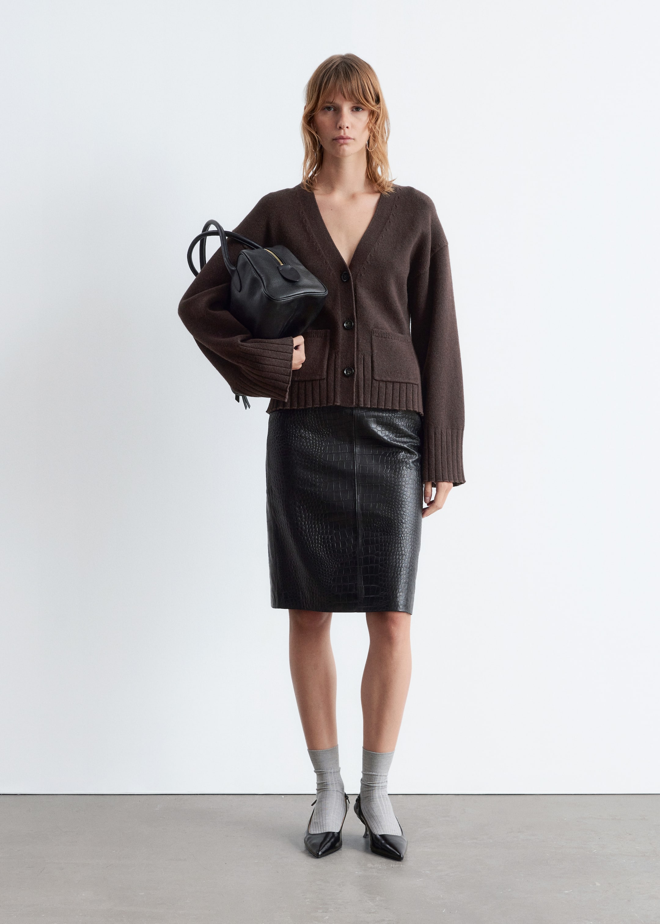 Se større billede: Strikket cardigan med tætsiddende talje - Mørkebrun - DAME | H&M DK 3
