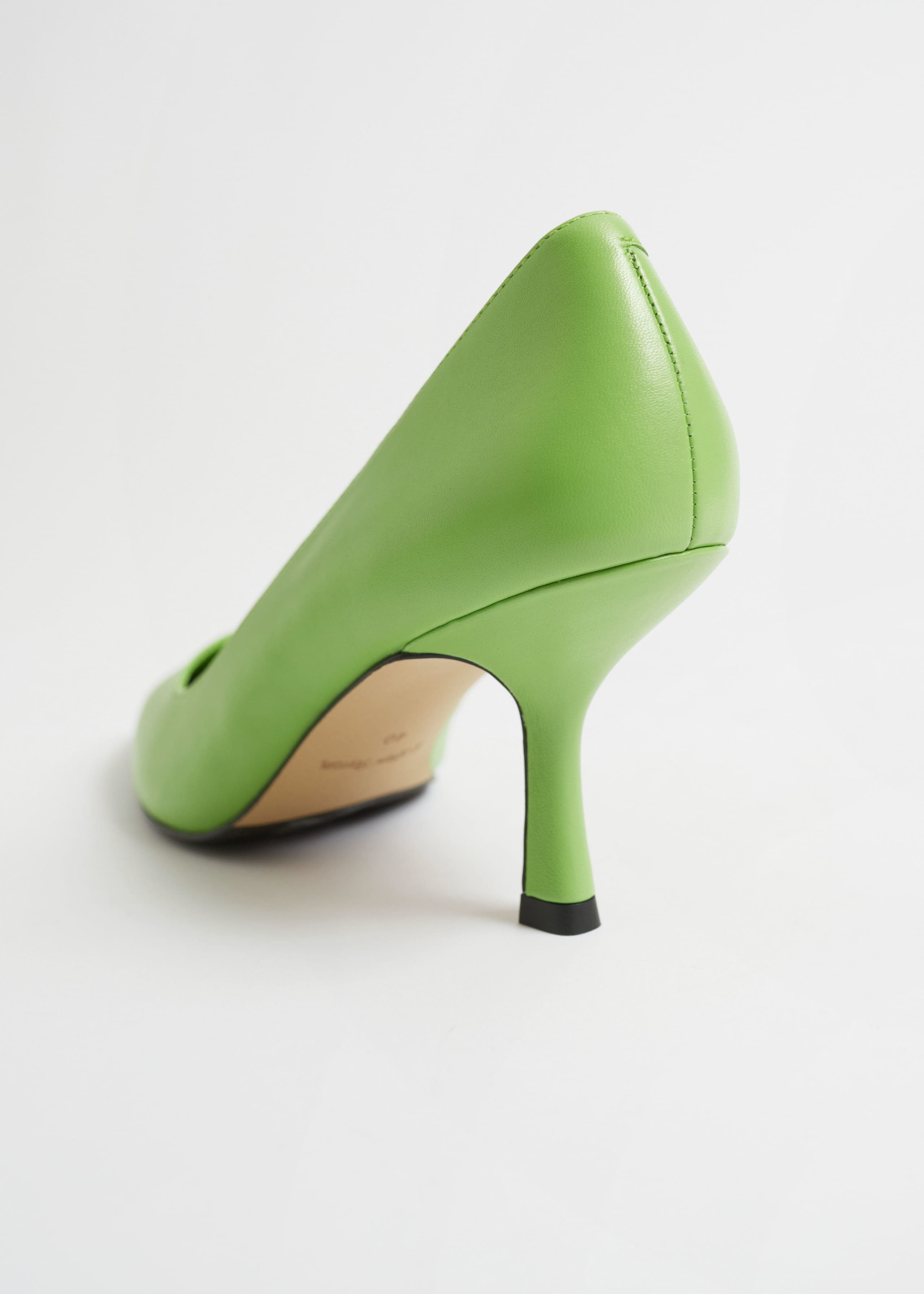 Classic Pointed Leather Pumps - {{variantName}} - Descrizione dettagliata
