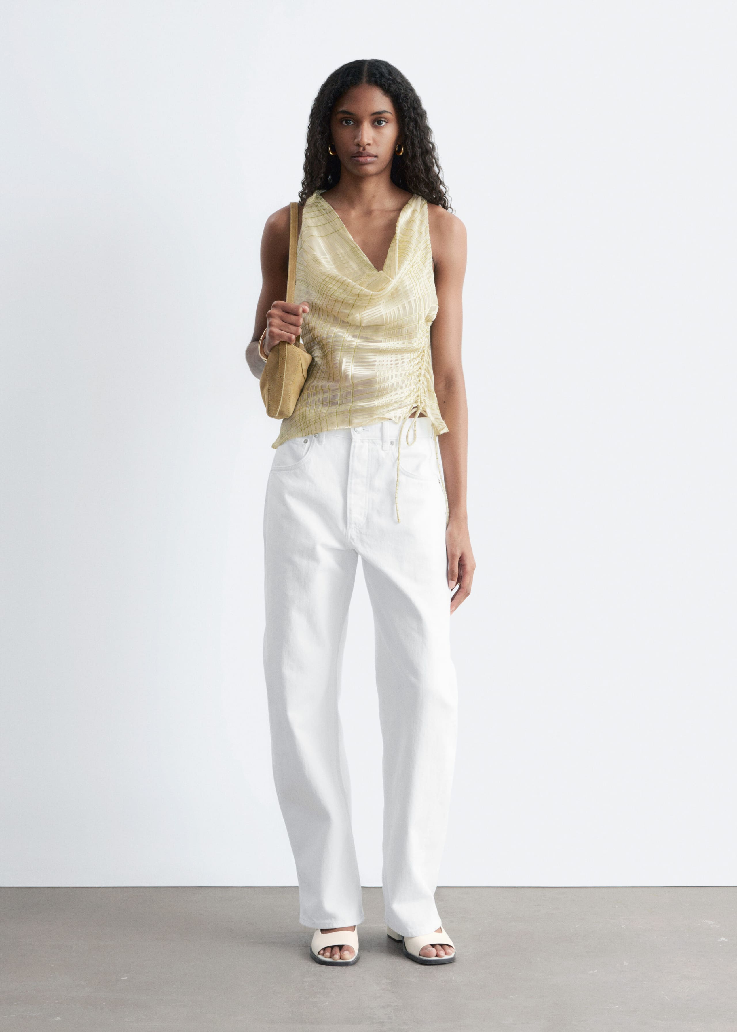 Topp med draperad halsringning och dragsko – Svart/blommigt tryck – lookbook