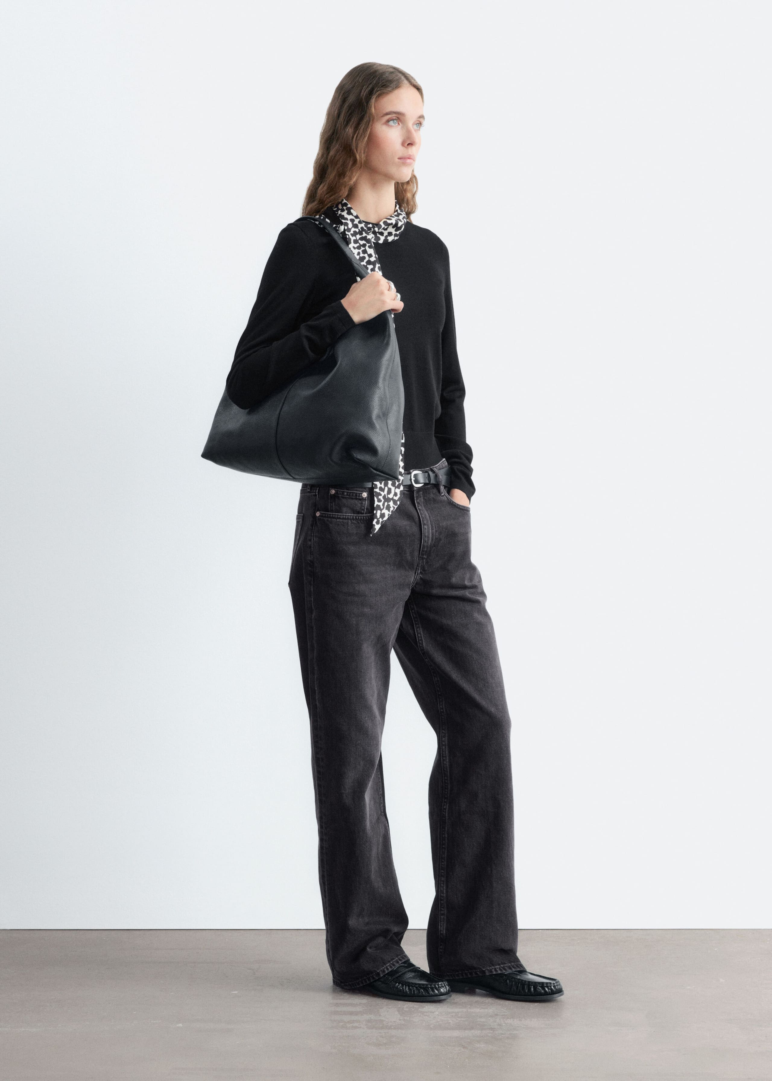 Wełniany sweter z jedwabnym kołnierzykiem – Czarny/Nadruk w panterkę – Lookbook
