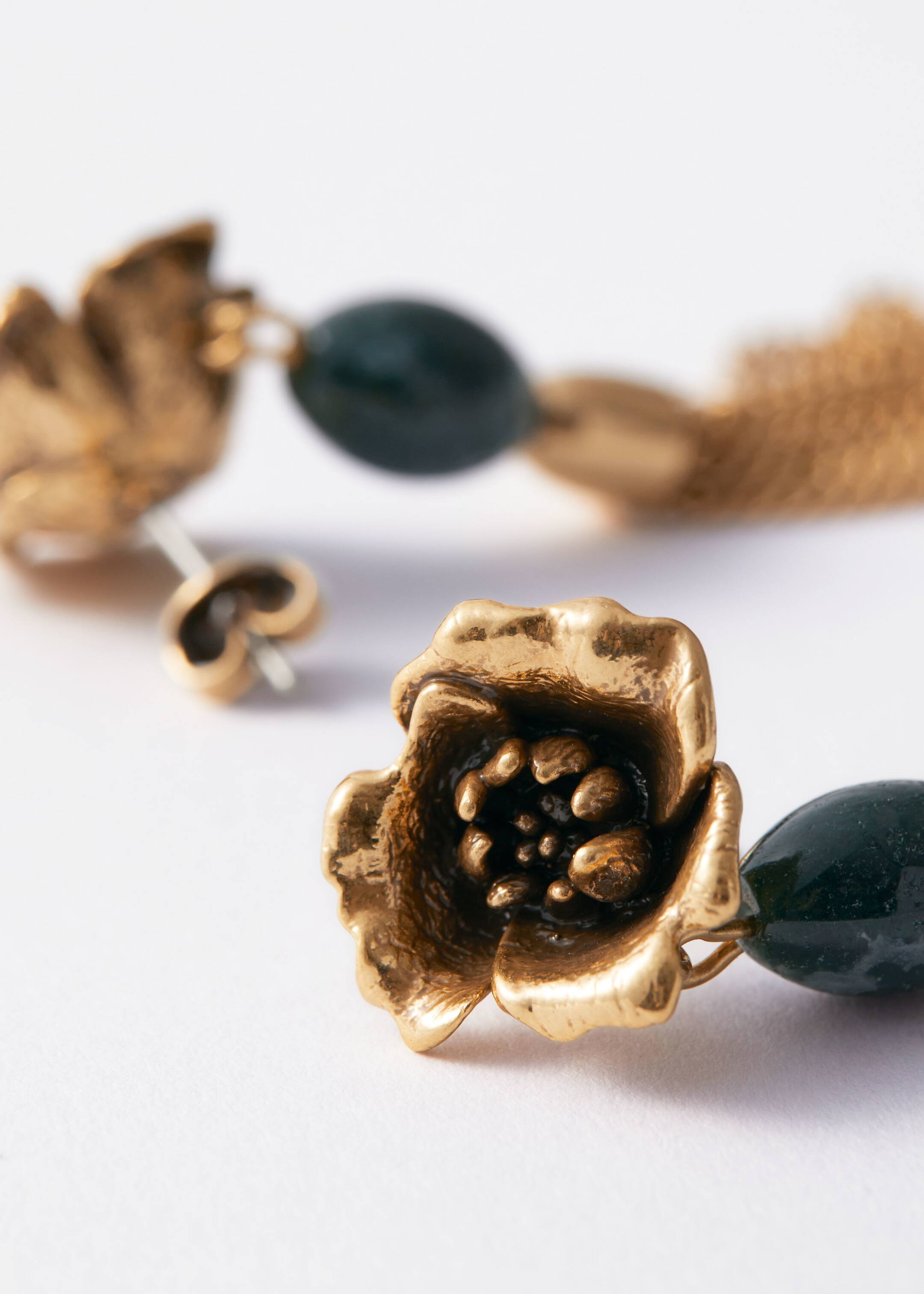 Zobrazit větší obrázek: Náušnice s přívěskem divoké růže - Zlatá - ŽENY | H&M CZ 2