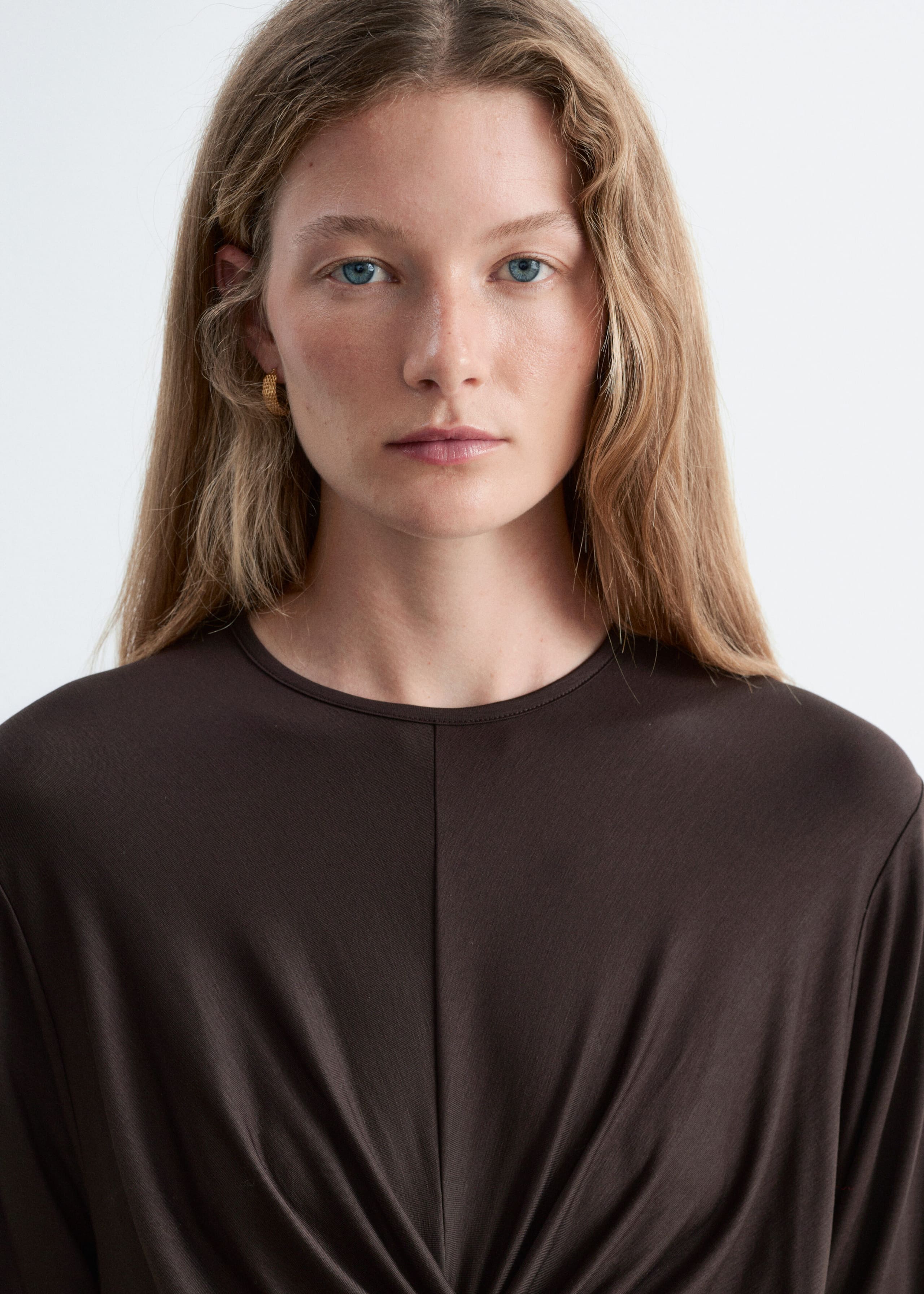 Jersey-Oberteil mit gedrehtem Detail vorne - Dunkelbraun - Lookbook