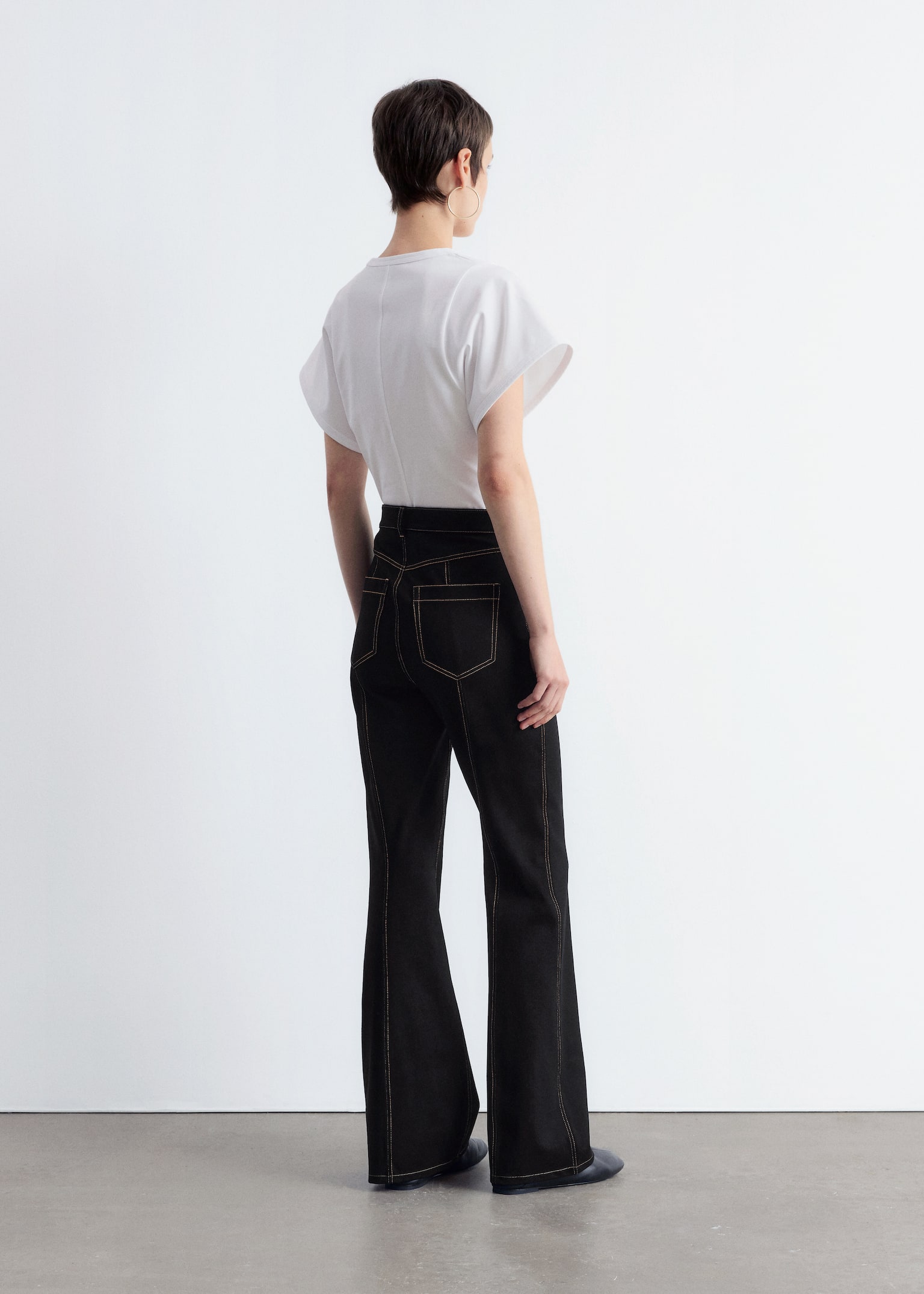 Jerseyhose mit ausgestelltem Bein und Steppnähten - Schwarz - 3