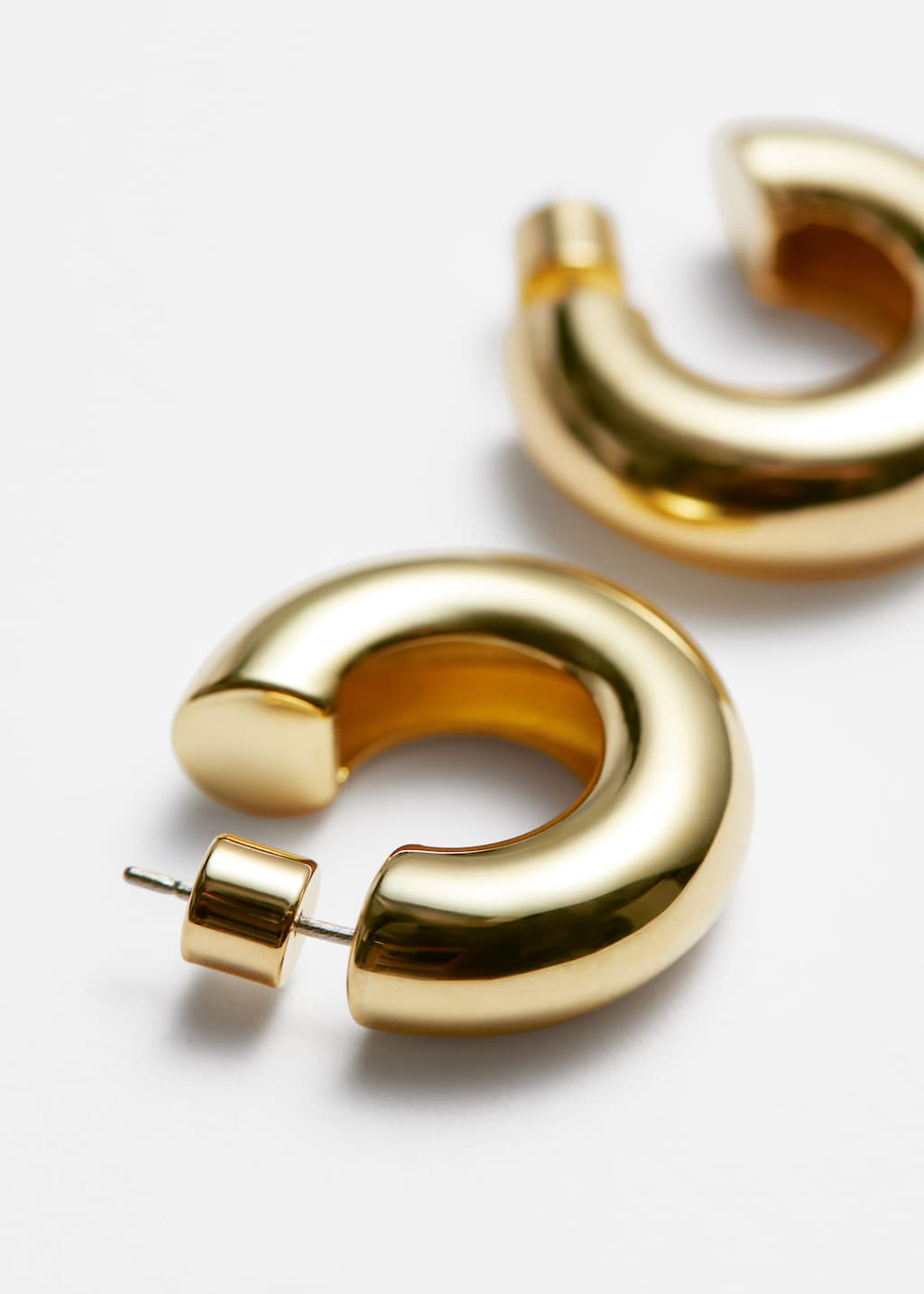 Sleek Hoop Earrings - {{variantName}} - Descriptive Detail