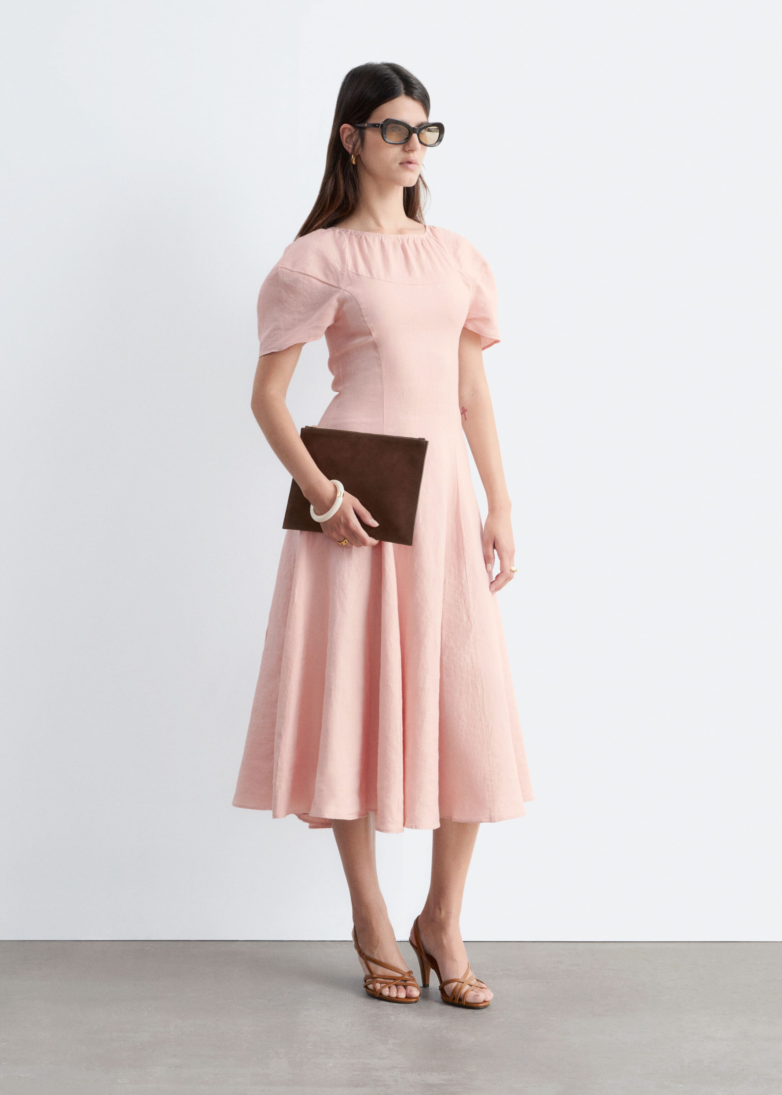 Utsvängd midiklänning i linne – Ljusrosa – lookbook