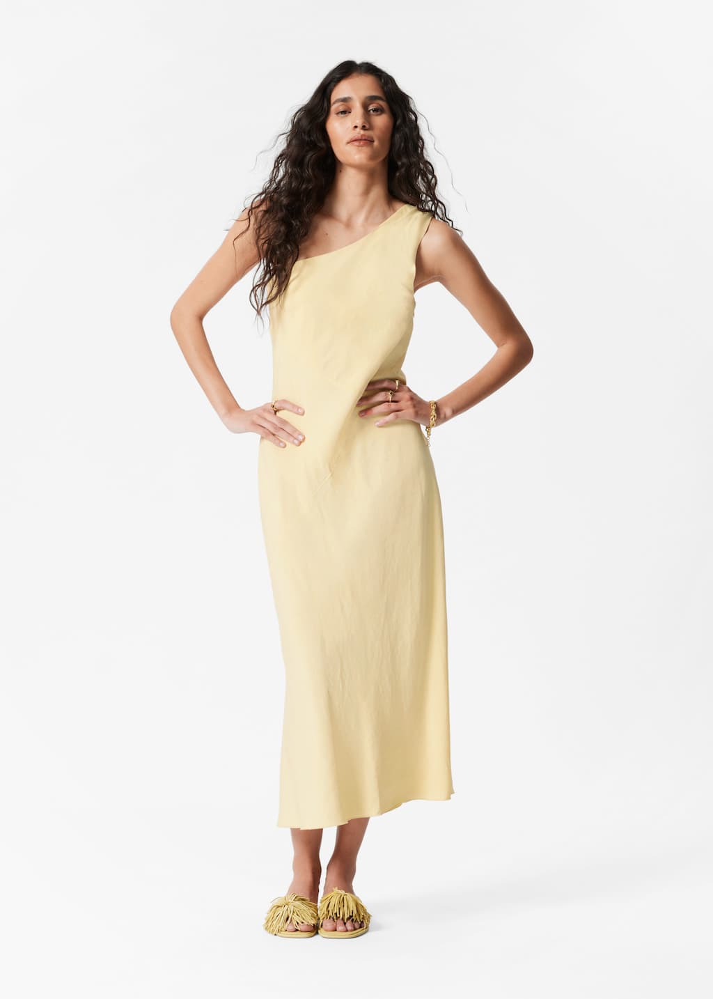 Vestido midi de un solo hombro - Marrón oscuro - Lookbook