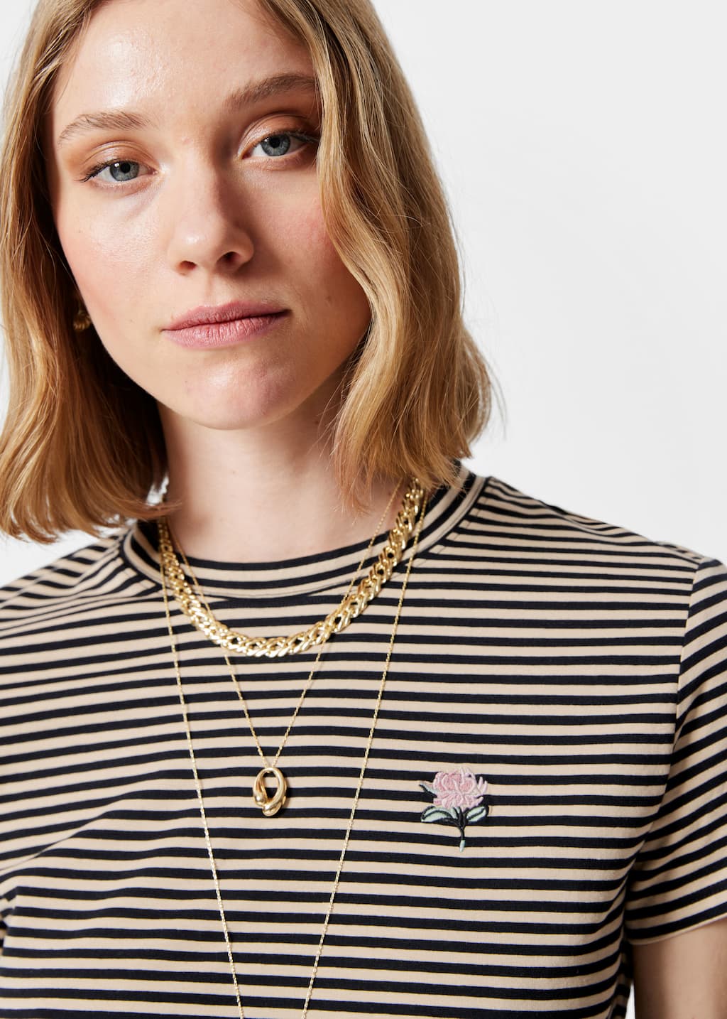 Camiseta bordada - Rayas beige/negras - Lookbook