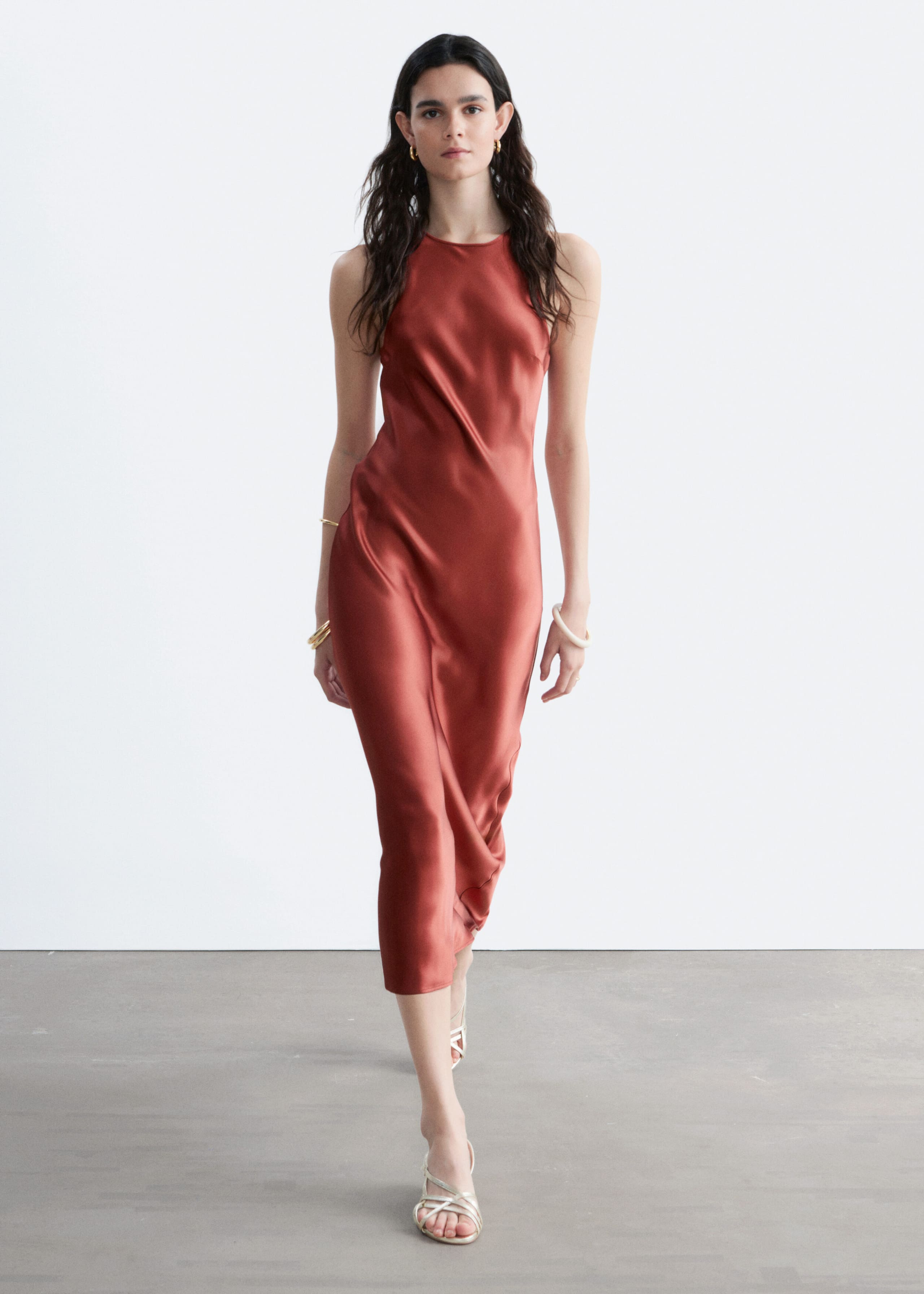 Ärmelloses Midikleid aus Satin - Rosa - Lookbook