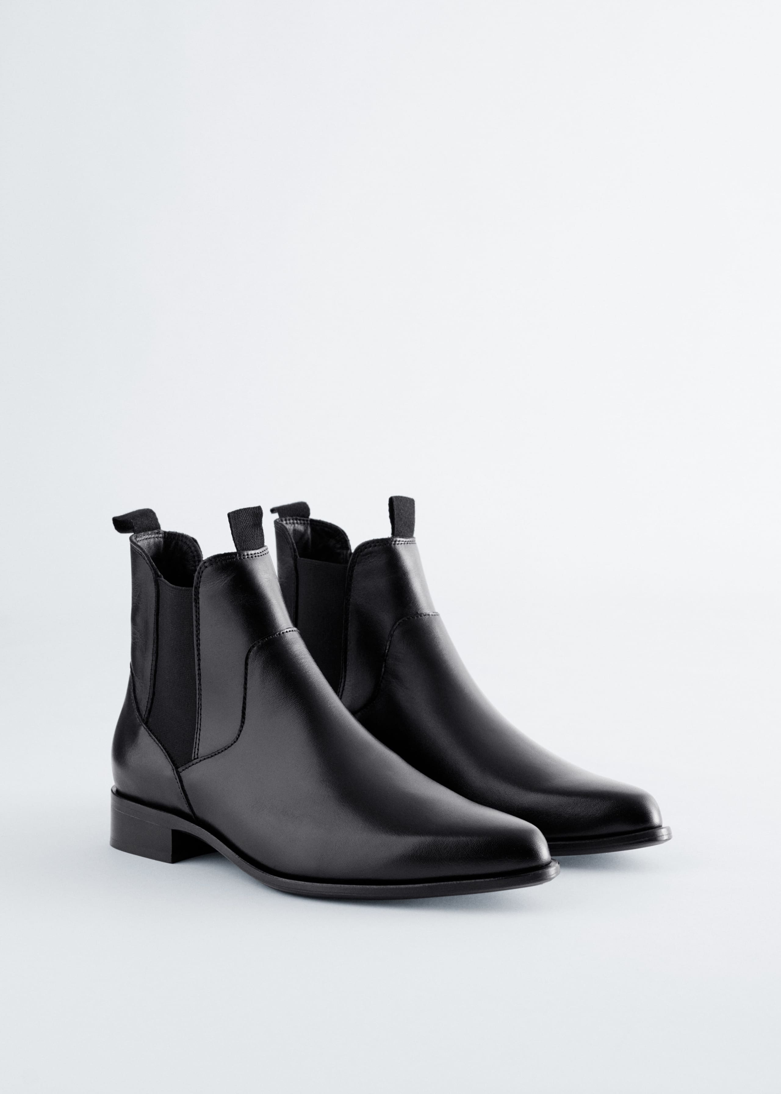 Chelsea-Boots aus Leder mit spitzer Zehenpartie - Schwarz - Stillleben