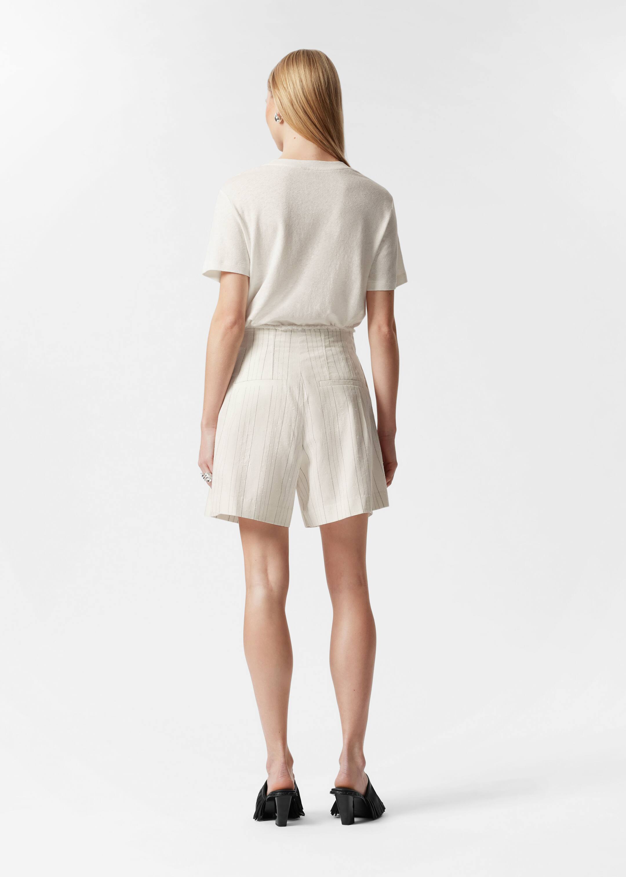 Ingrandisci l'immagine: Raw-Edge Pleated Shorts - White Pinstripe - DONNA | H&M CH 4