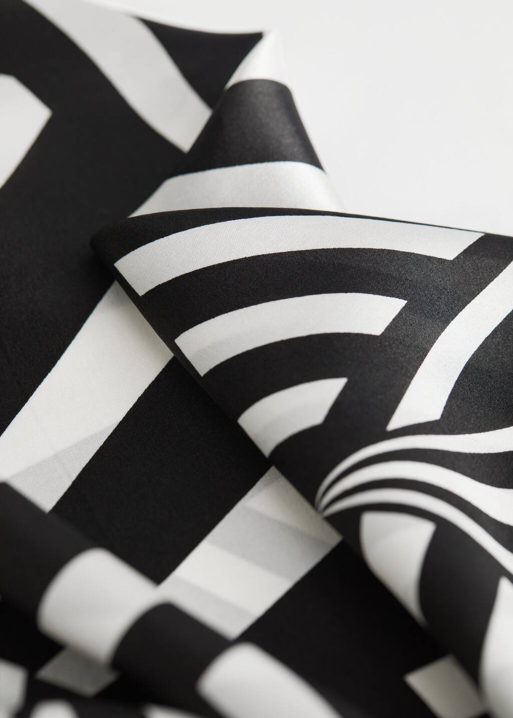 Graphic Mulberry Silk Scarf - {{variantName}} - Descrizione dettagliata