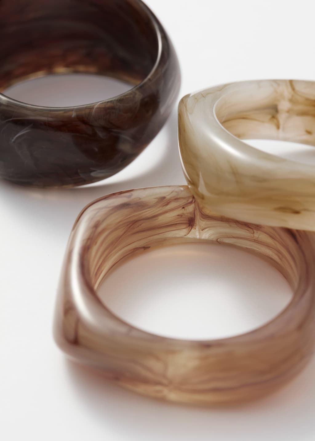 Set di bracciali rigidi marmorizzati - {{variantName}} - Descrizione dettagliata