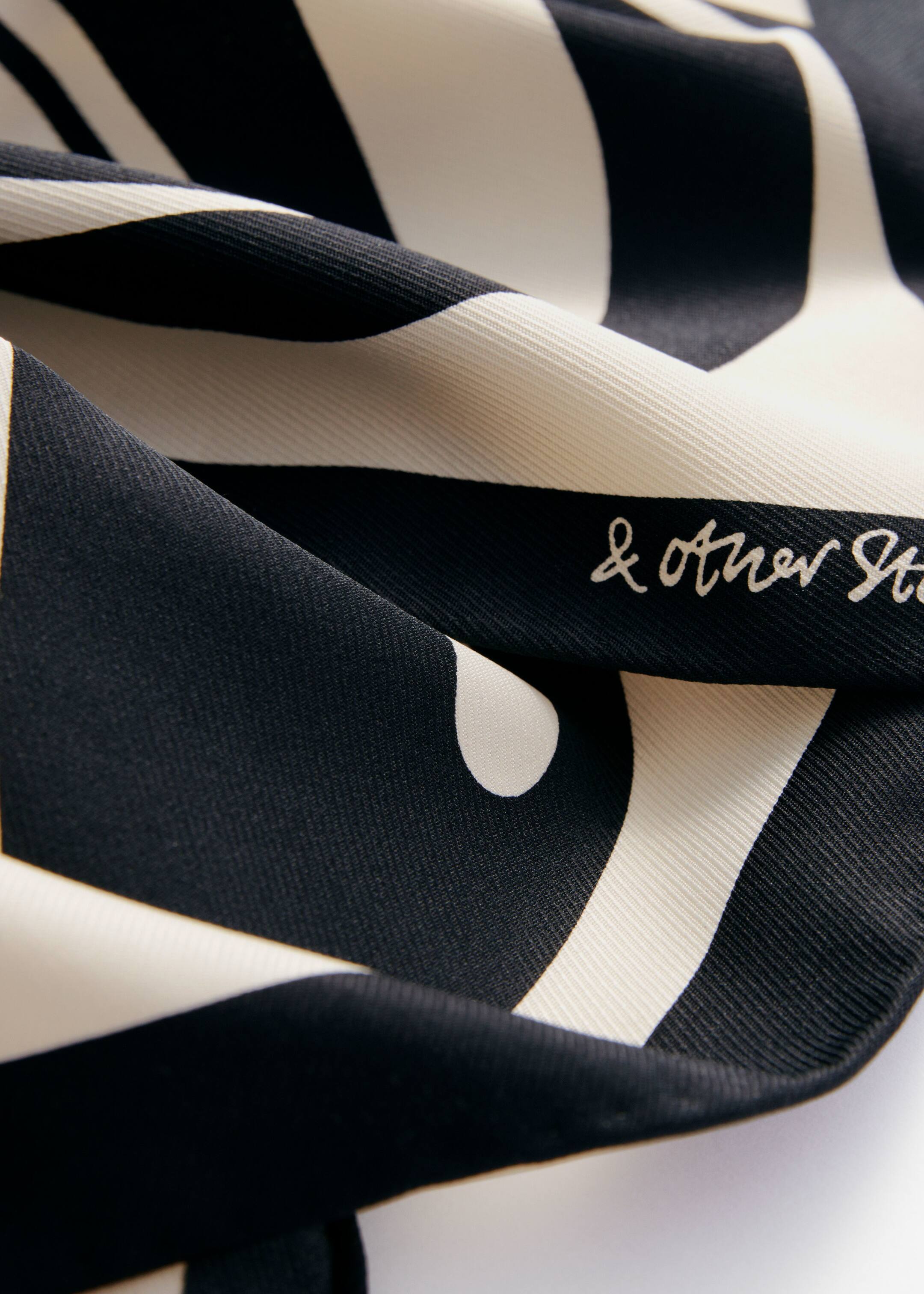 Zobrazit větší obrázek: Šátek s potiskem listů - Černá - ŽENY | H&M CZ 2