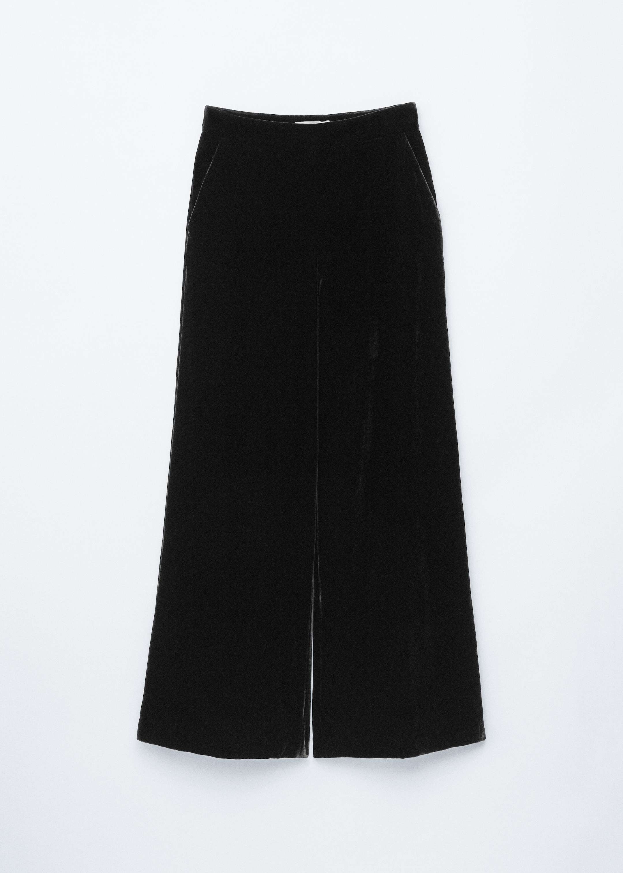 Größeres Bild ansehen: Eine schwarze Samthose wird von vorne gezeigt, mit hoher Taille, langen weiten Beinen und Seitentaschen.