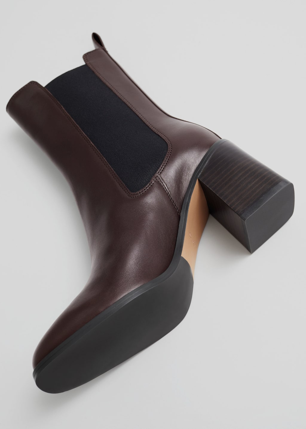 Heeled Leather Chelsea Boots - {{variantName}} - Descriptive Detail