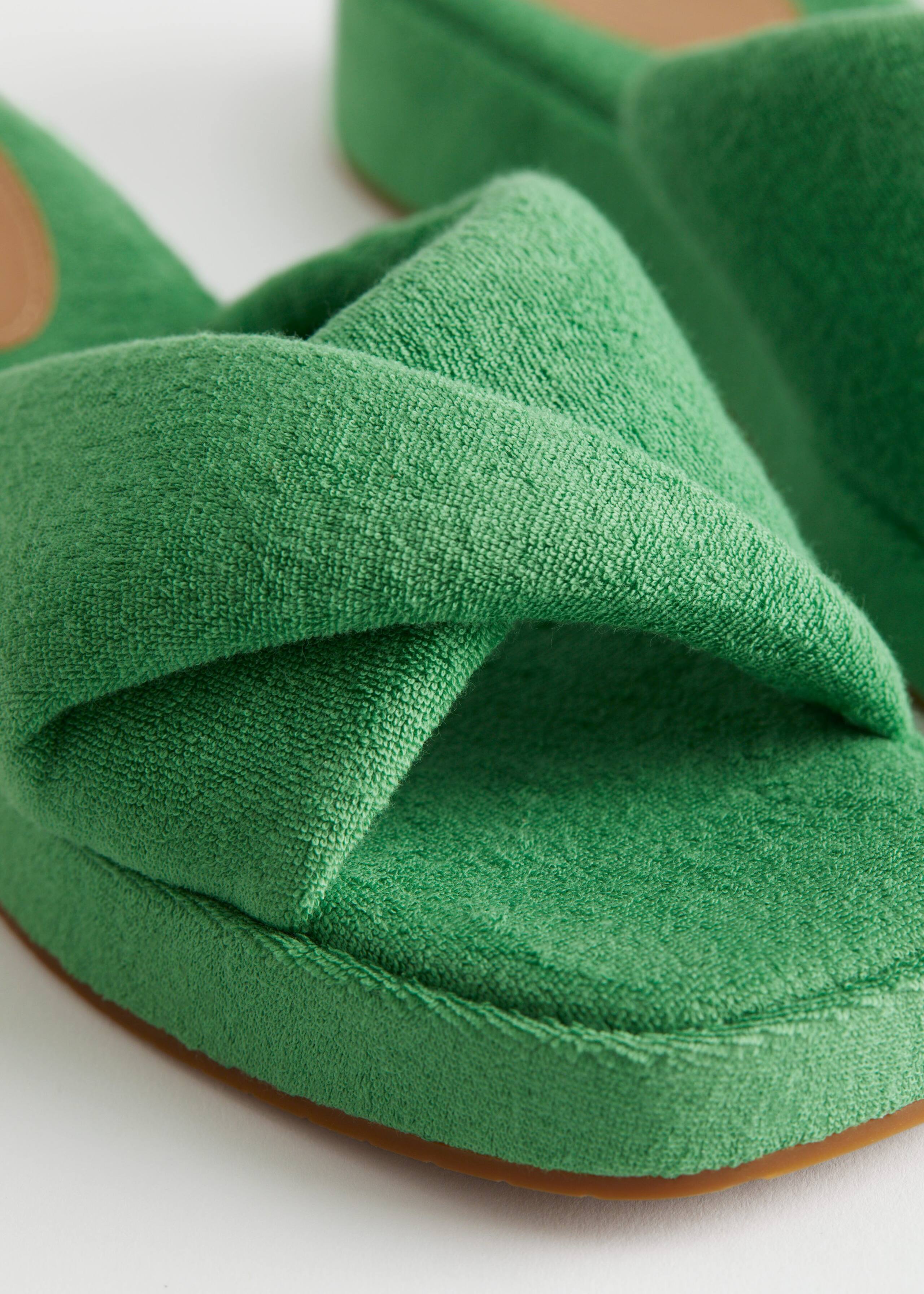 Platform Terry Sandals - {{variantName}} - Detalle descriptivo