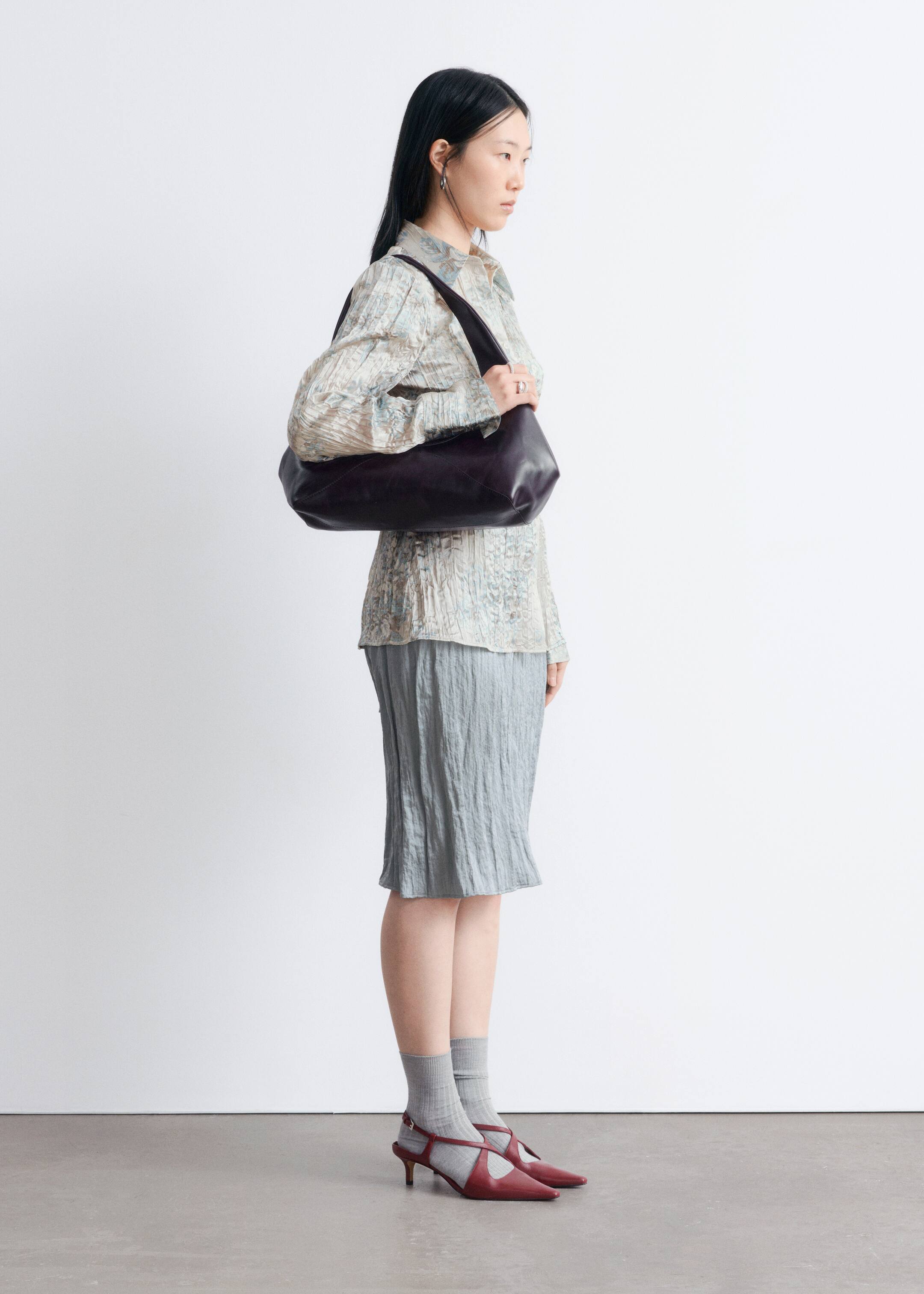 Visa större bild: Crêppad skjorta med knytband - Ljusgrå/blommig - DAM | H&M SE 5