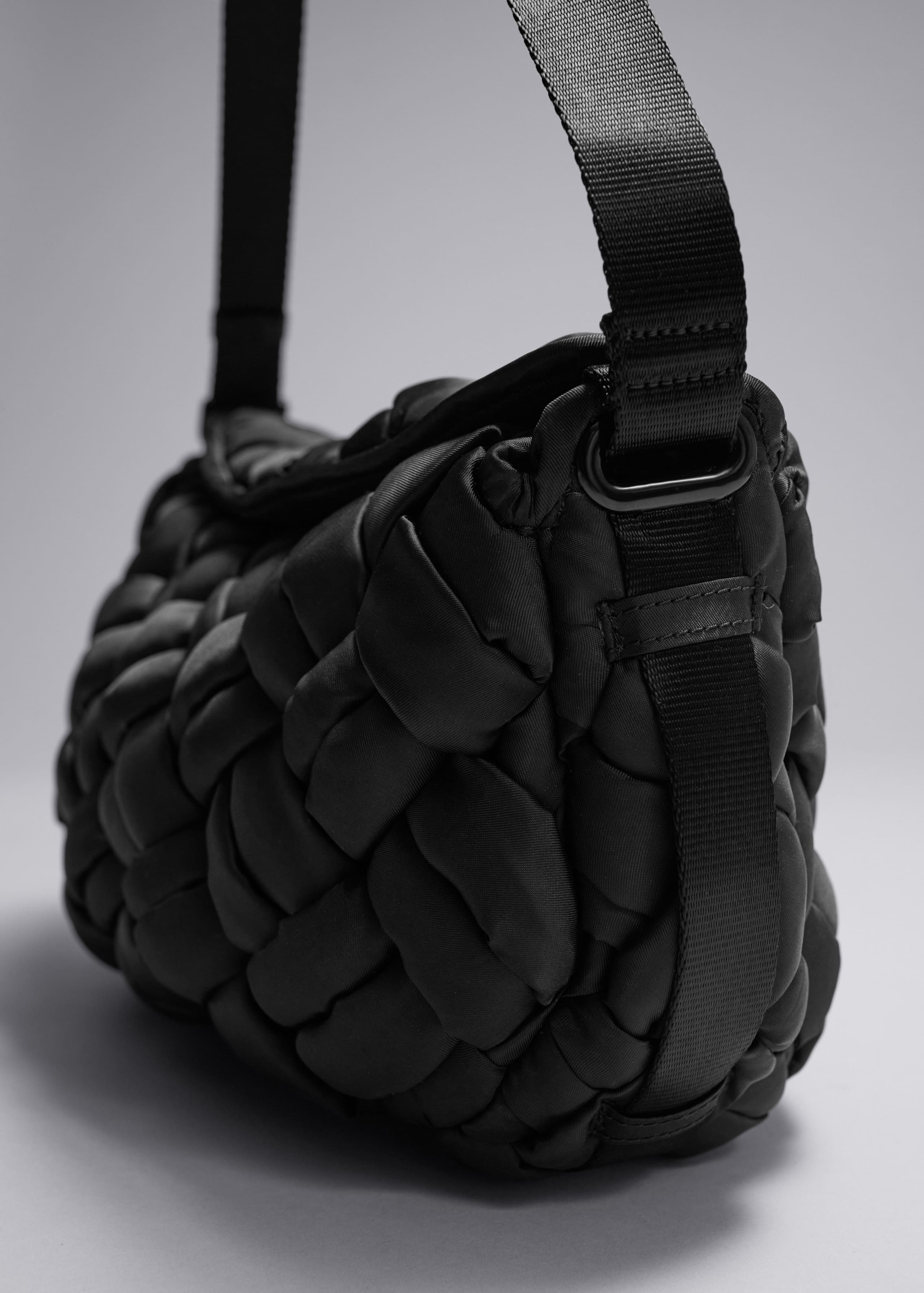 Geflochtene Schultertasche aus Nylon - Schwarz - Stillleben