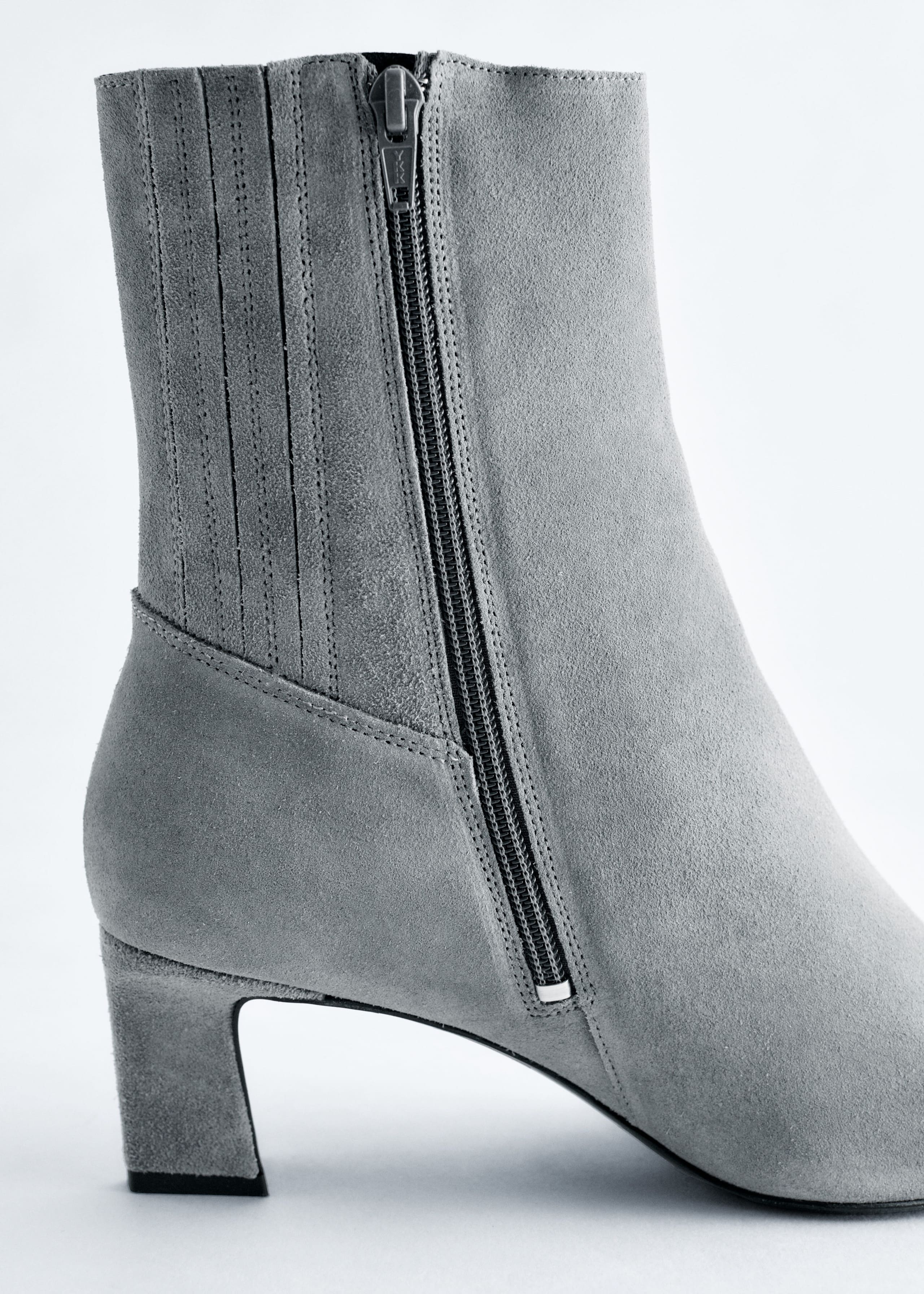 Image of Ankle Boots aus Veloursleder mit Kitten-Heel