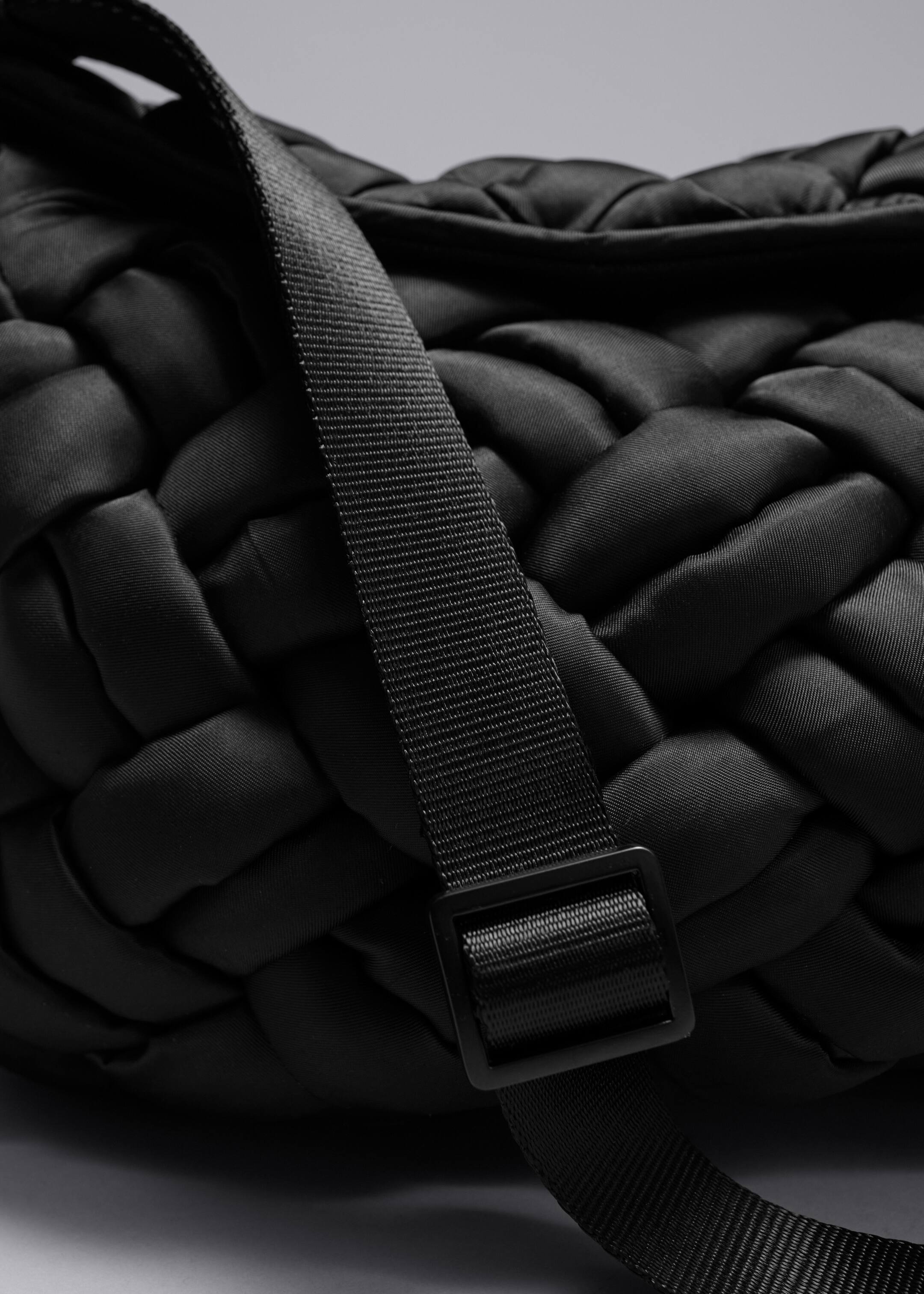 Visa större bild: Flätad axelremsväska i nylon - Svart - DAM | H&M SE 5