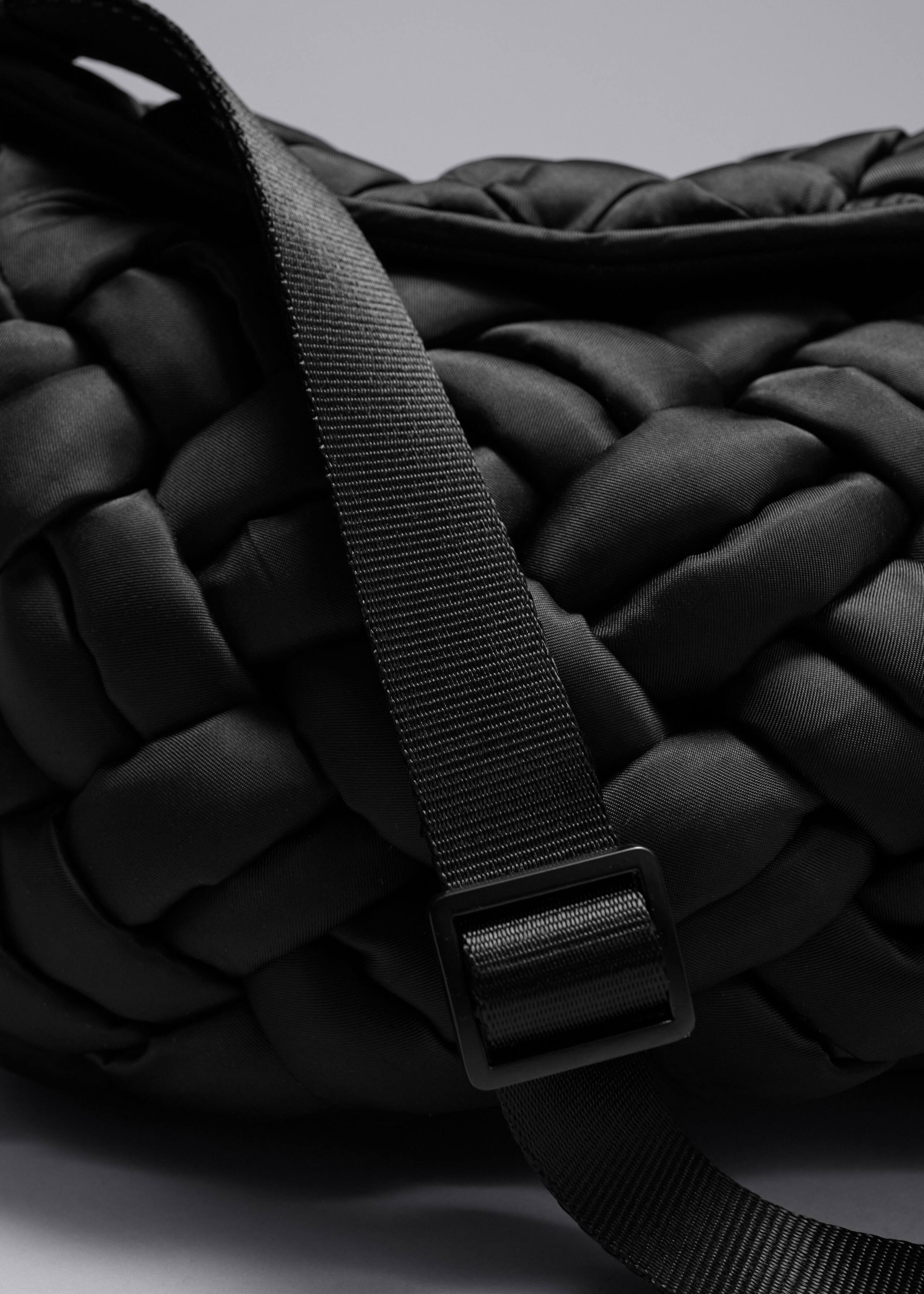 Geflochtene Schultertasche aus Nylon - {{variantName}} - Beschreibendes Detail