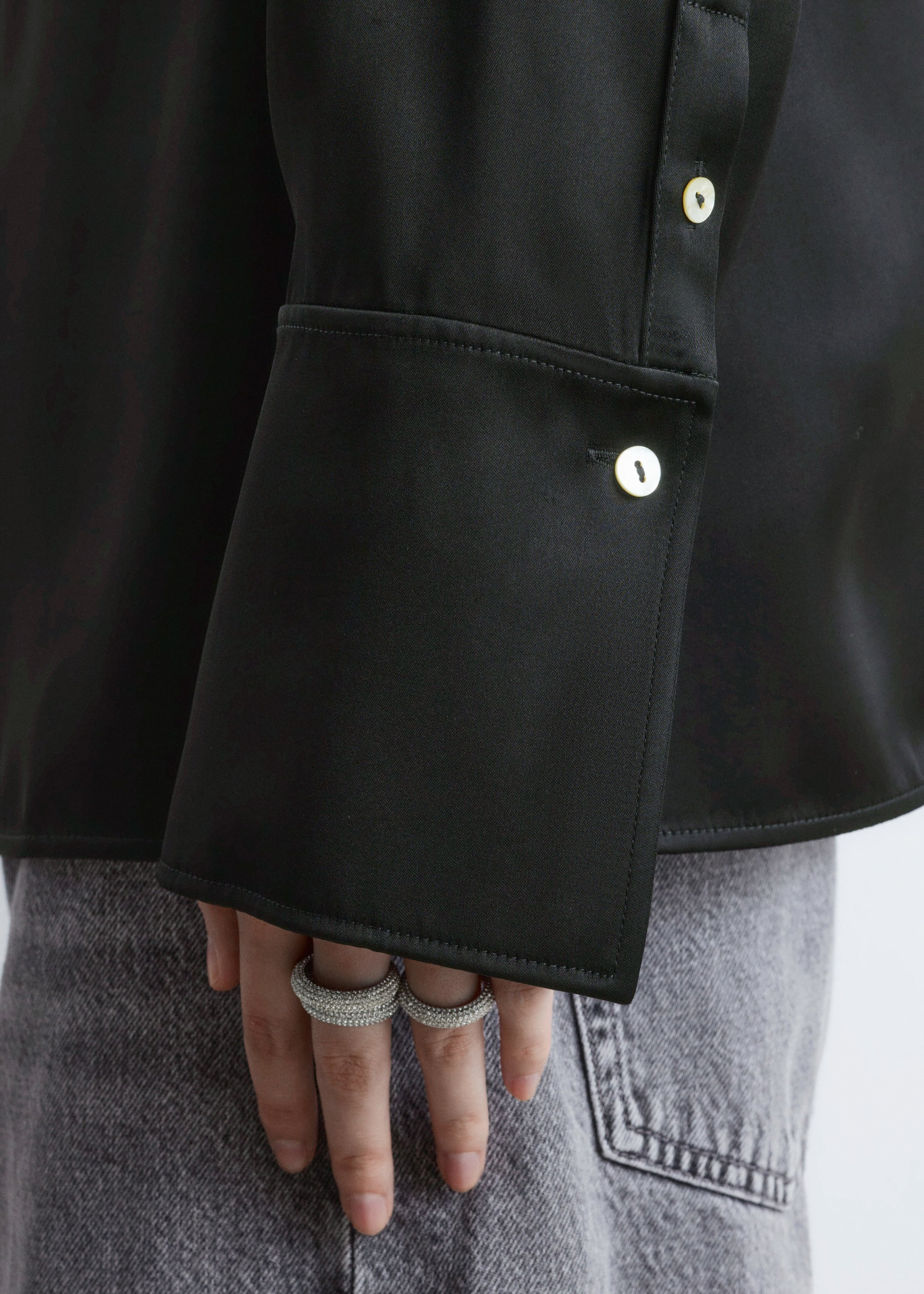 Visa större bild: Skjorta i satin - Svart - DAM | H&M SE 6